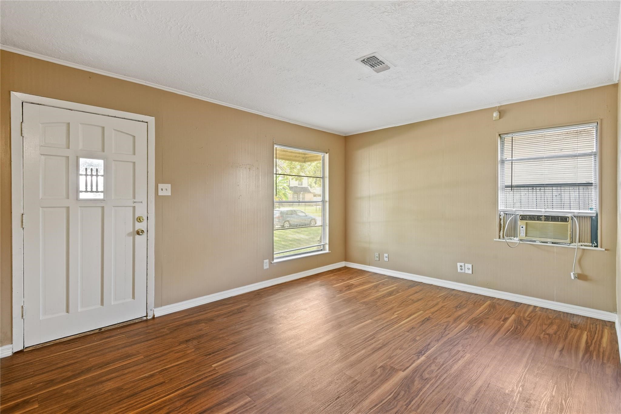 2817 Lancaster Lane Property Photo 3