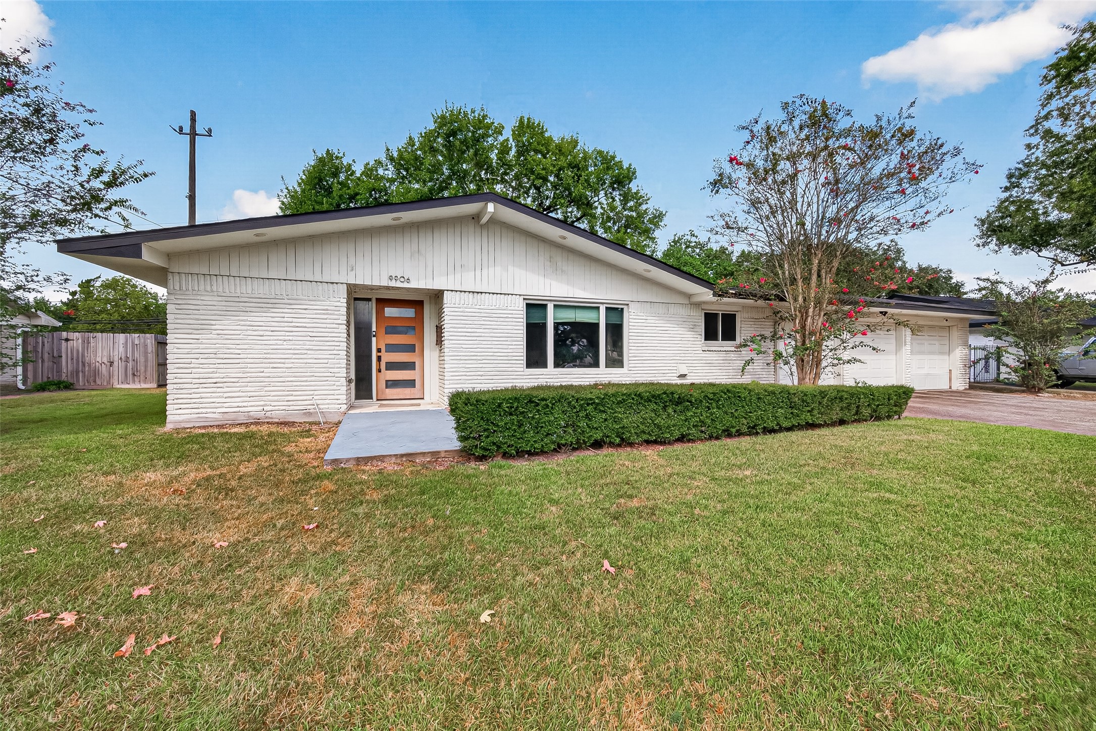9906 Cliffwood Drive Property Photo 3
