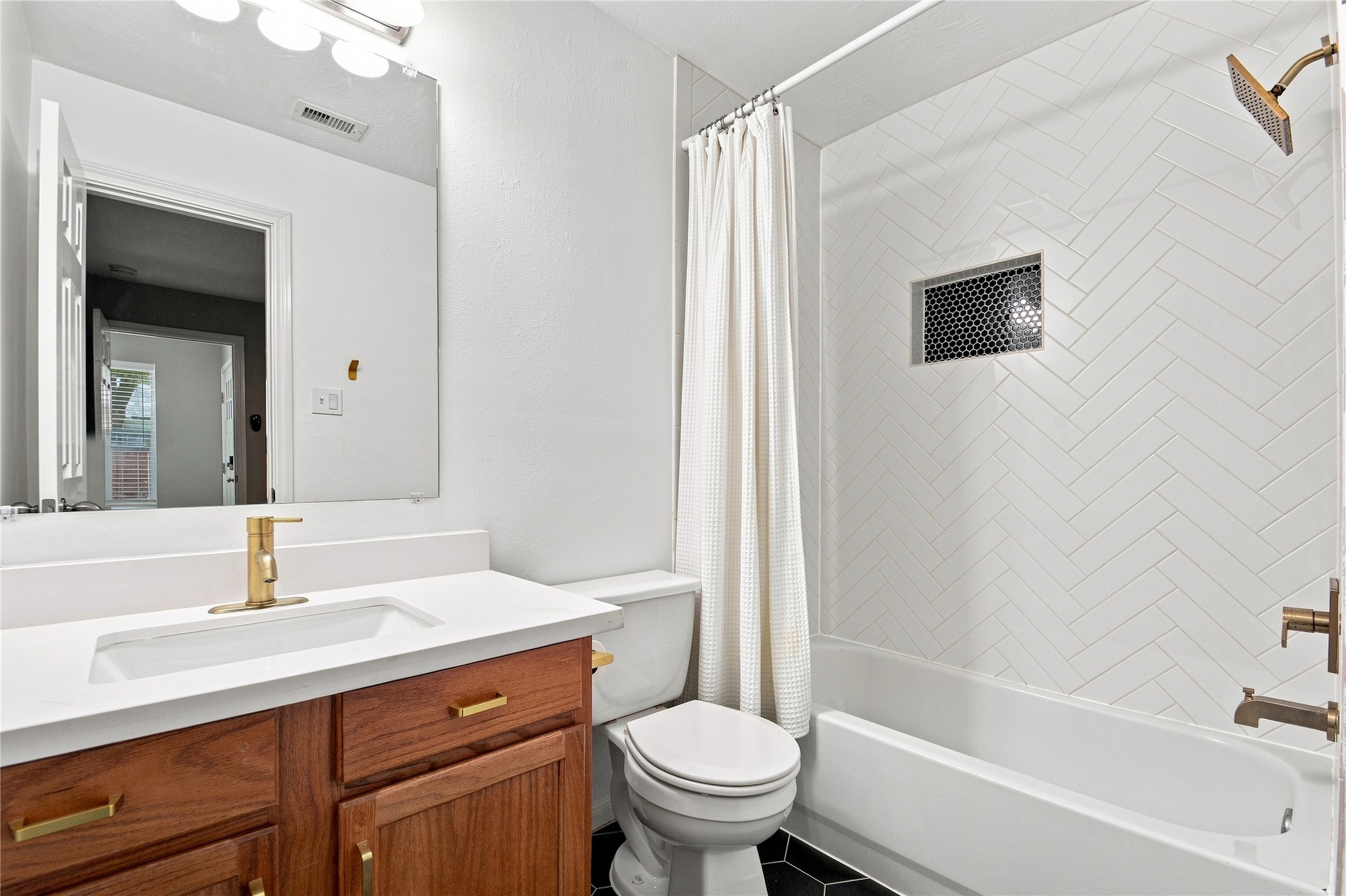 1421 Ruthven Street Property Photo 9