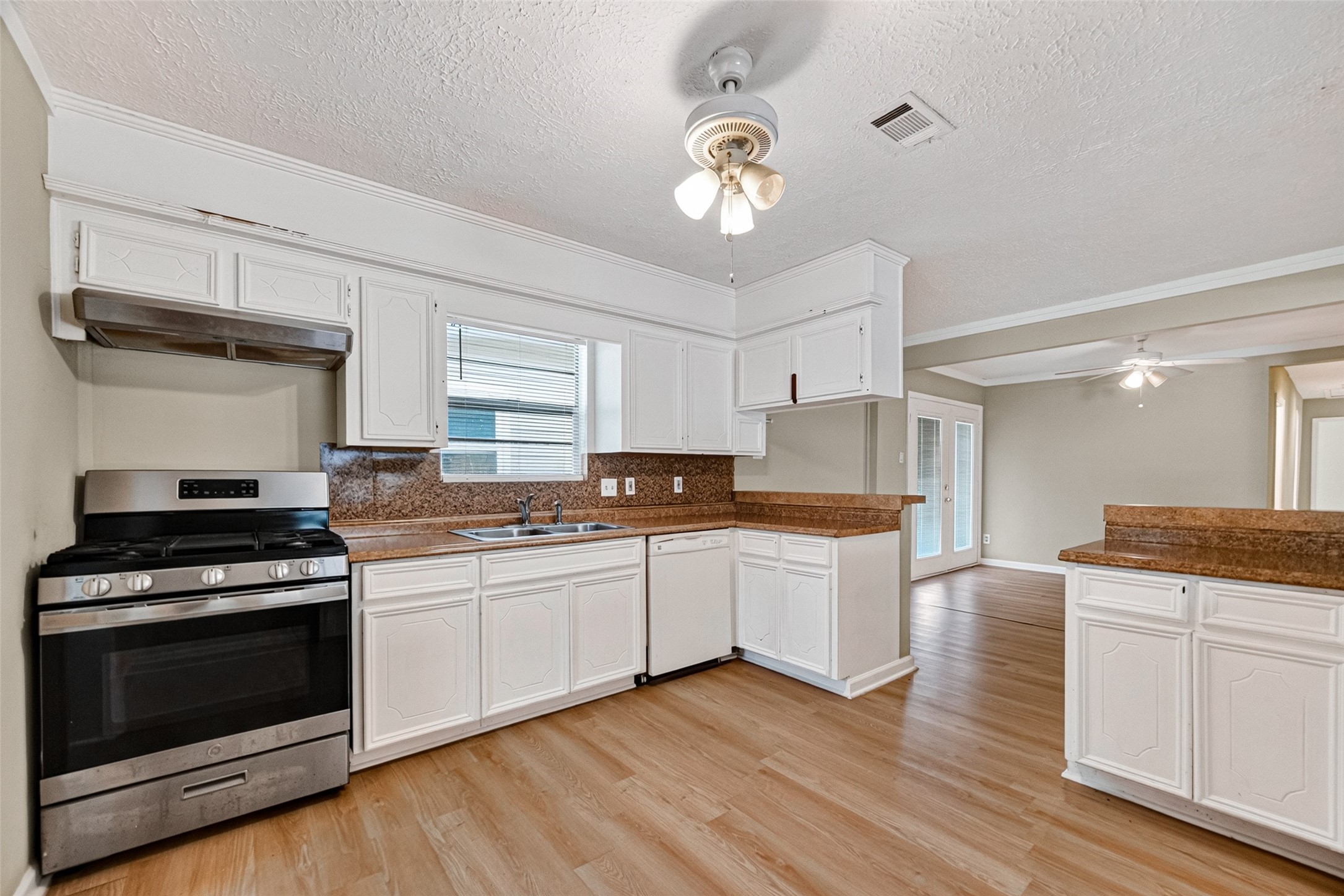 1504 Lawrence Avenue Property Photo 9