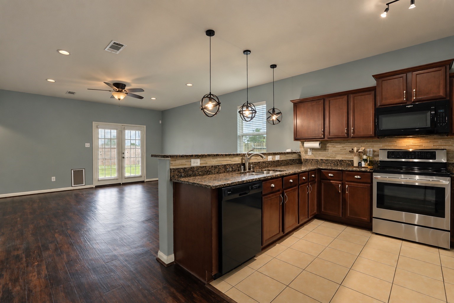 1634 Pink Stone Drive Property Photo 3