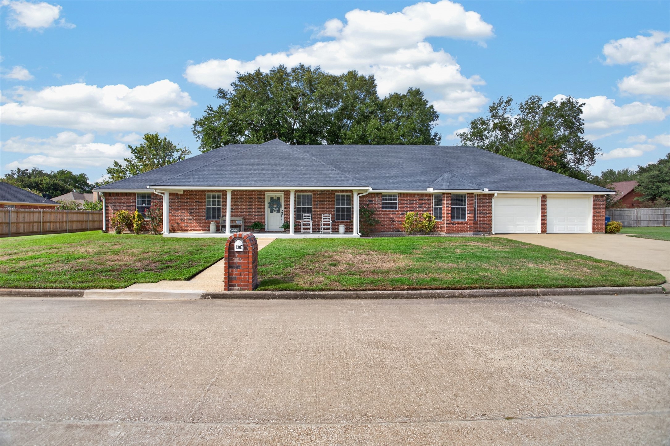 1307 Mary Lee Lane Property Photo 1