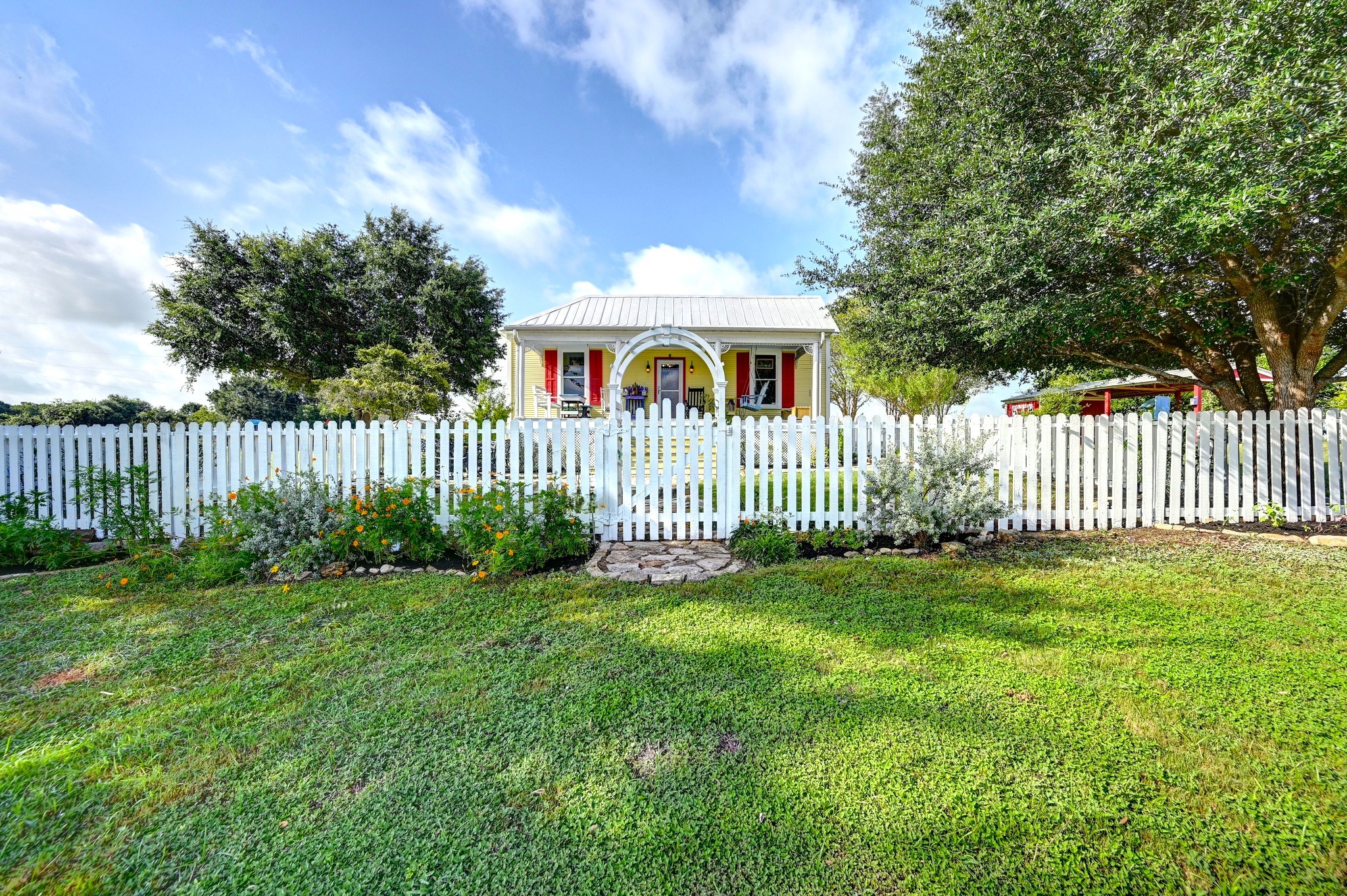 5850 Trackside Road Property Photo 3