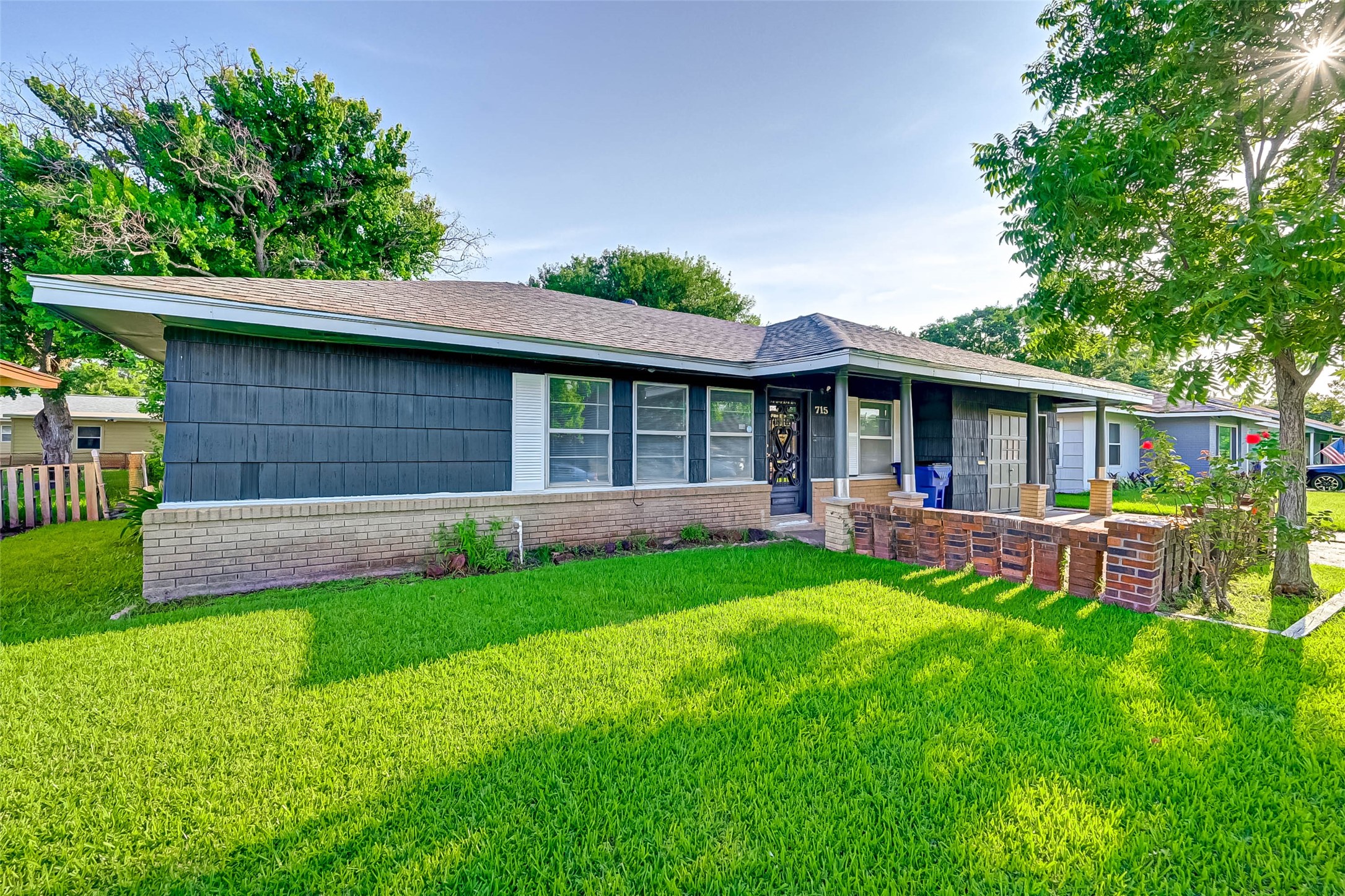 715 W 9th Street Property Photo