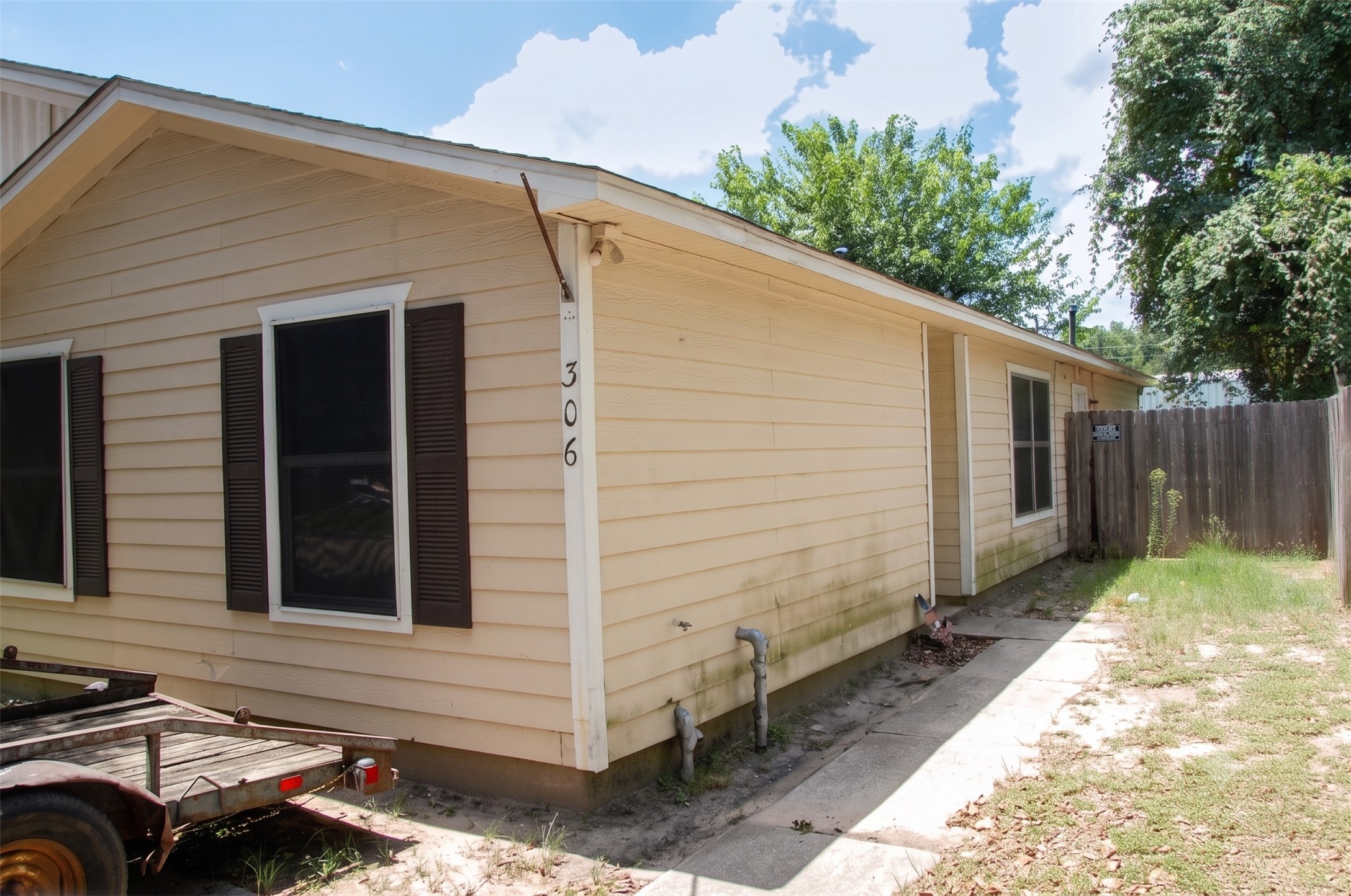 306 Willowick Street Property Photo 2