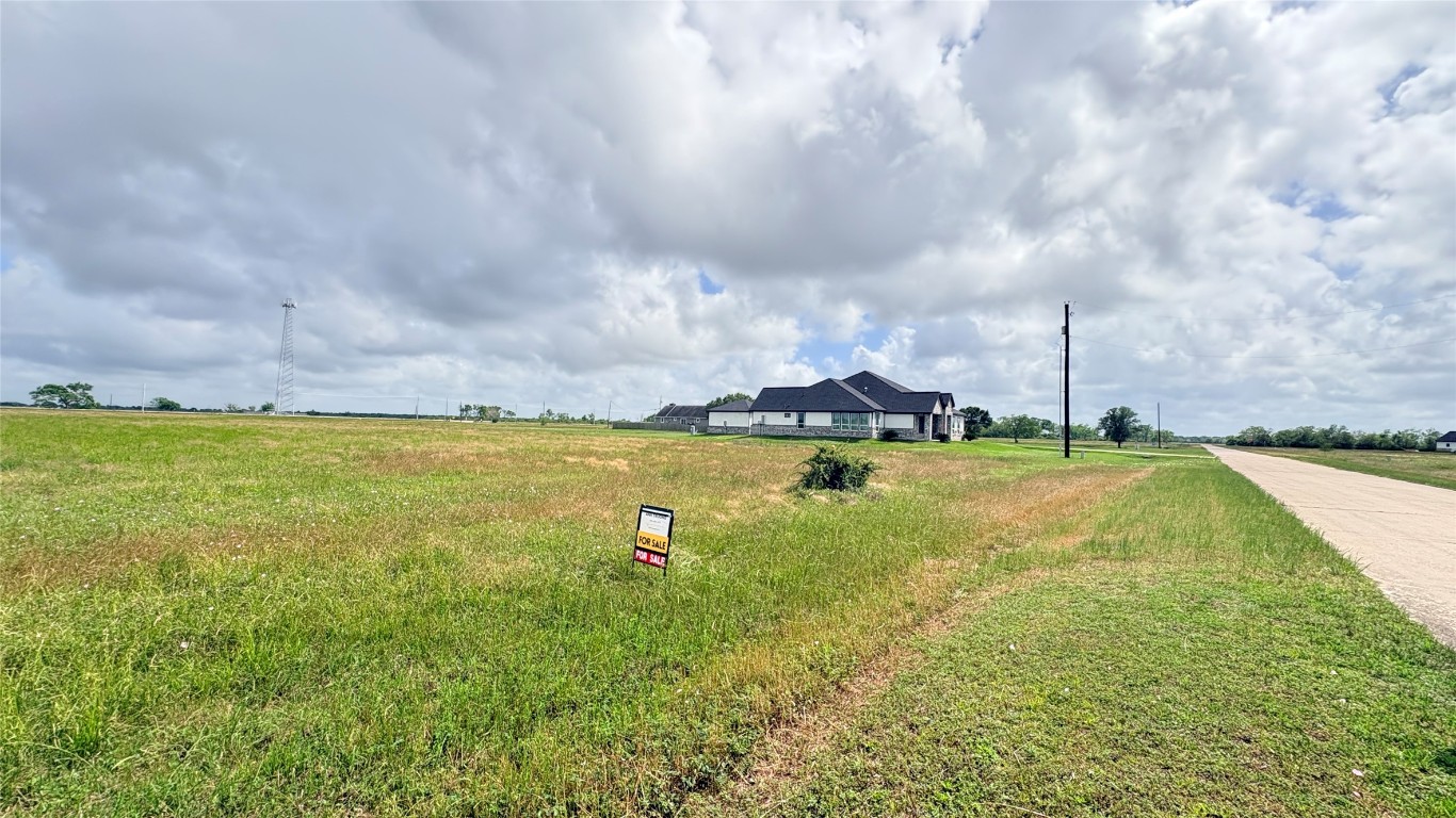 383 Brahman Trail Property Photo 3