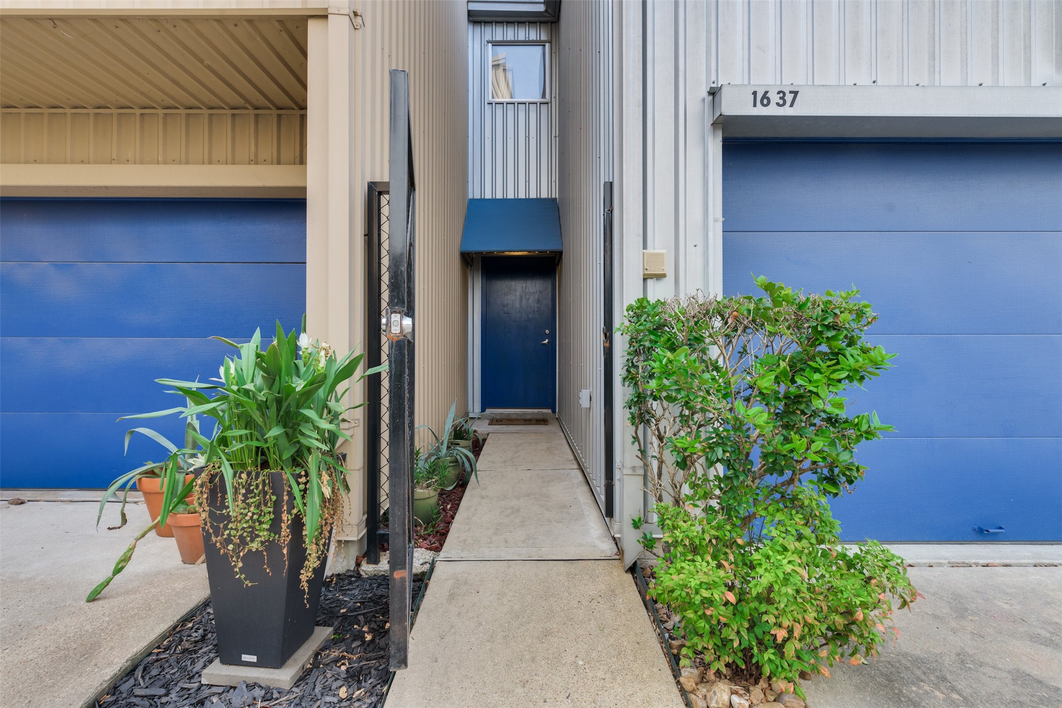 1637 Tuam Street Property Photo 2