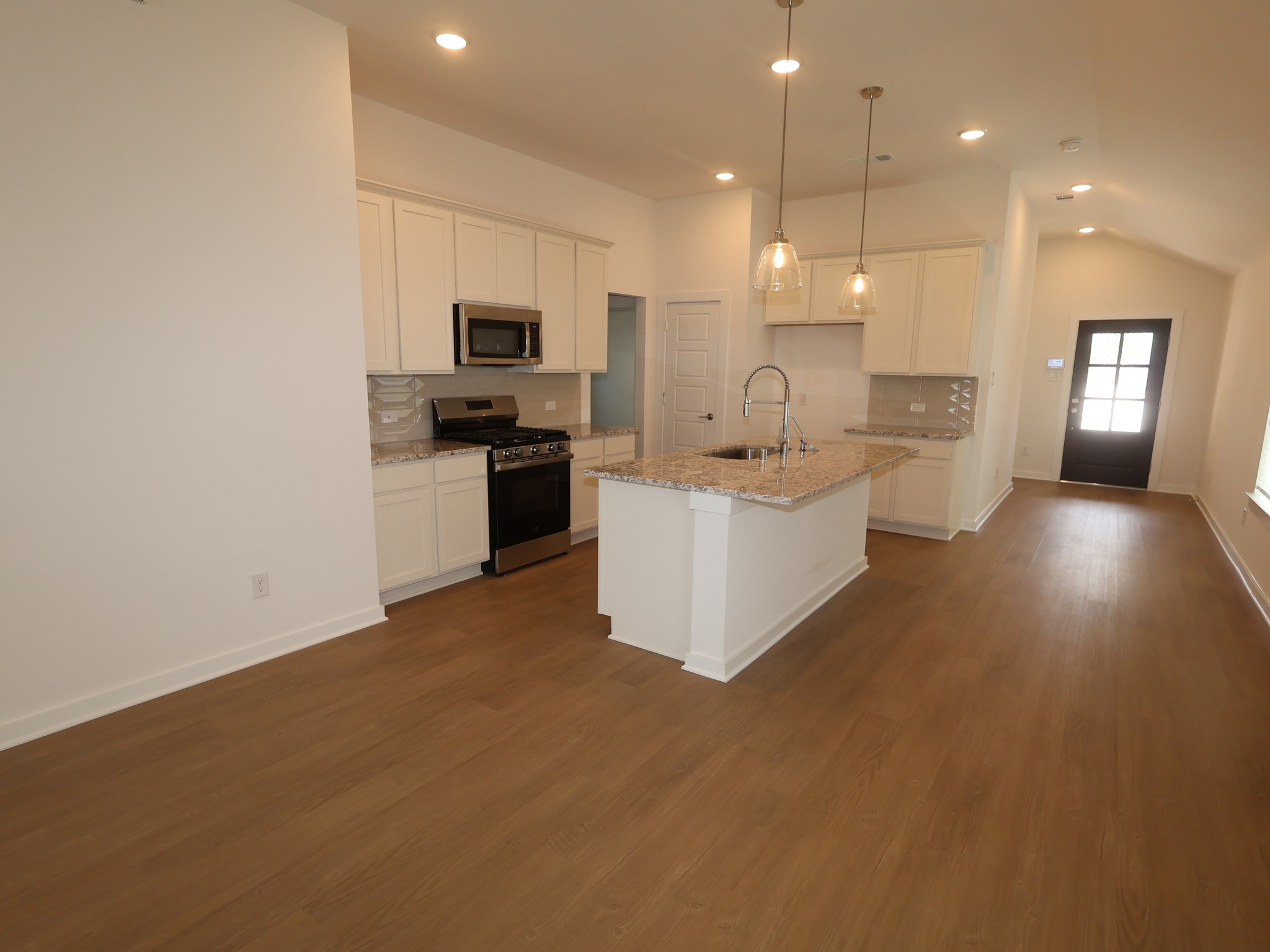 21686 Wave Hollow Drive Property Photo 3