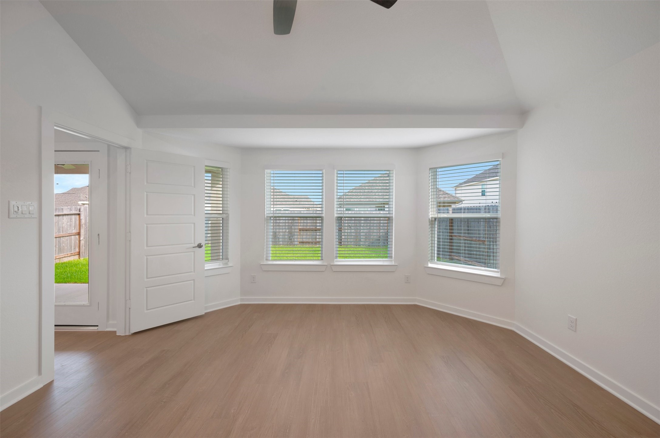 21686 Wave Hollow Drive Property Photo 8