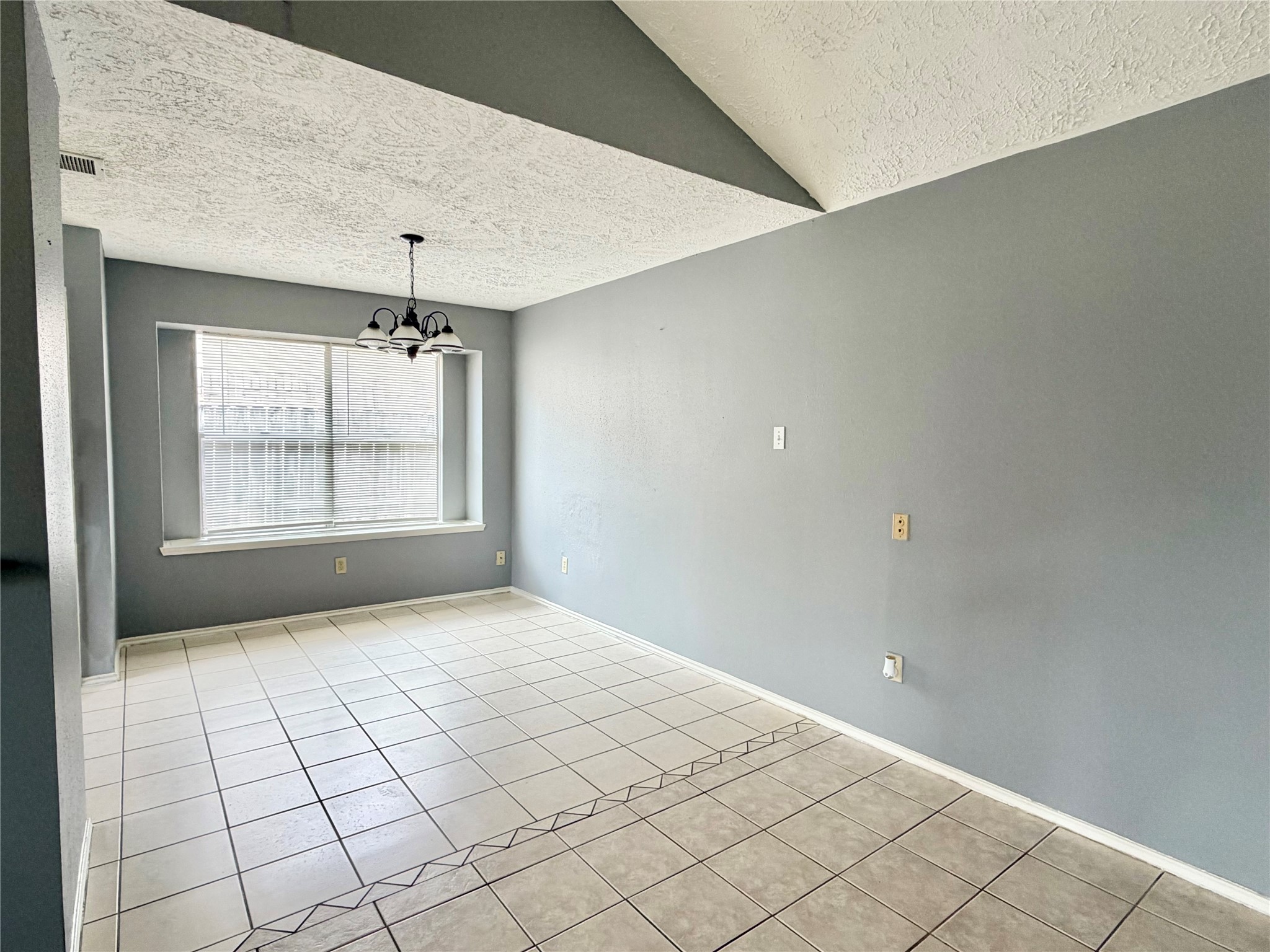 13419 Klamath Falls Drive Property Photo 3