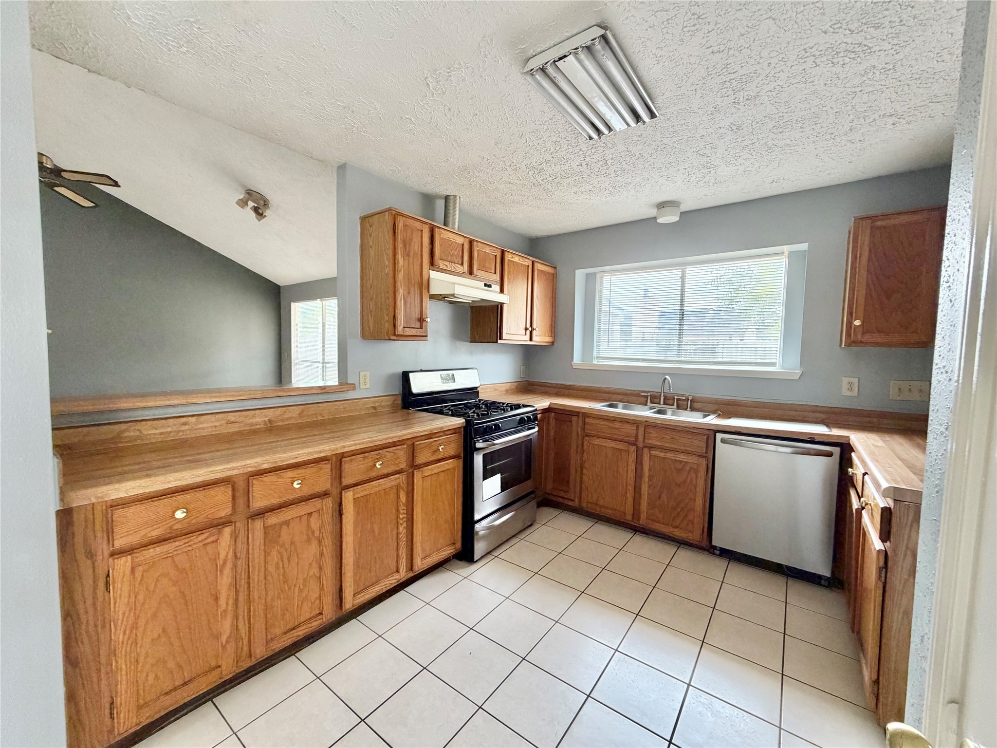 13419 Klamath Falls Drive Property Photo 4