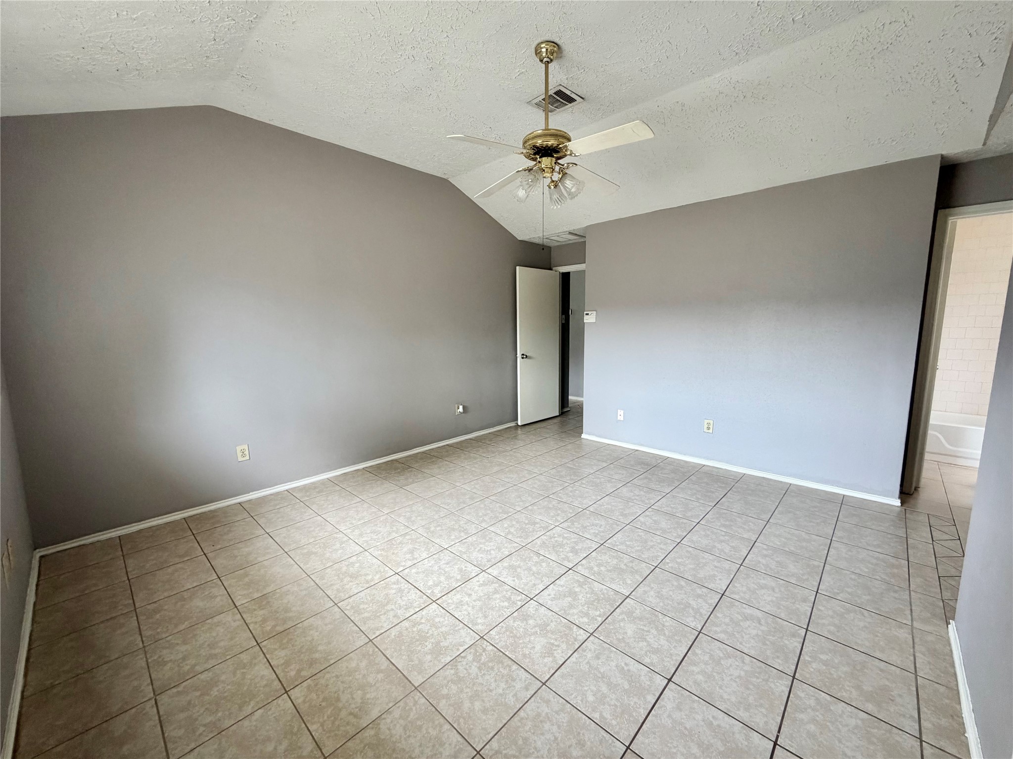 13419 Klamath Falls Drive Property Photo 8