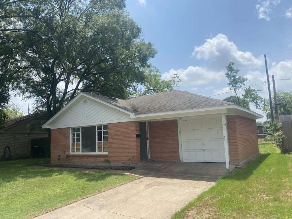 121 E Riverwood Drive Property Photo 1