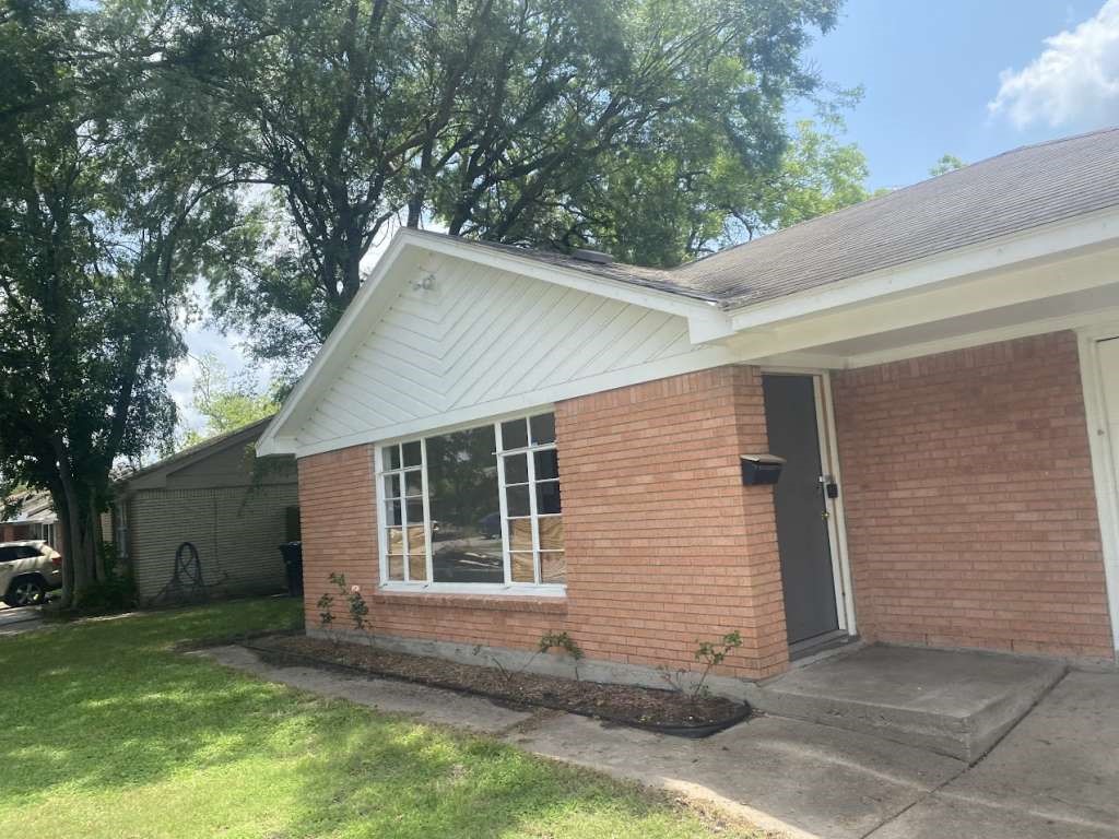 121 E Riverwood Drive Property Photo 2