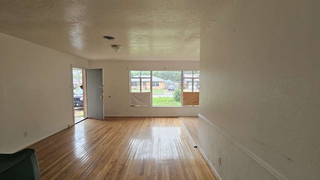 121 E Riverwood Drive Property Photo 3