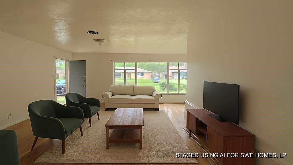 121 E Riverwood Drive Property Photo 4