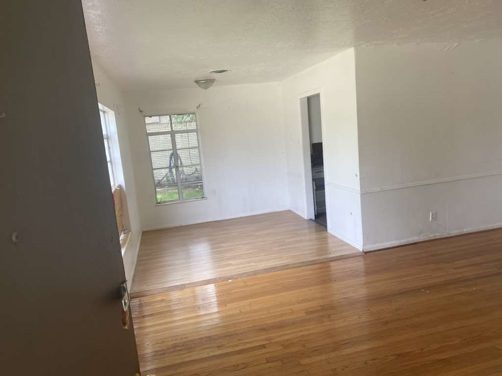 121 E Riverwood Drive Property Photo 9