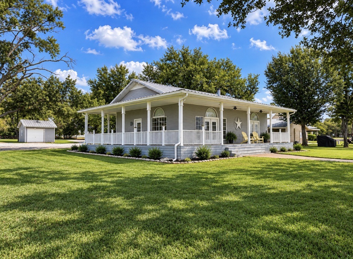 20283 Lakeshore Drive Property Photo 9