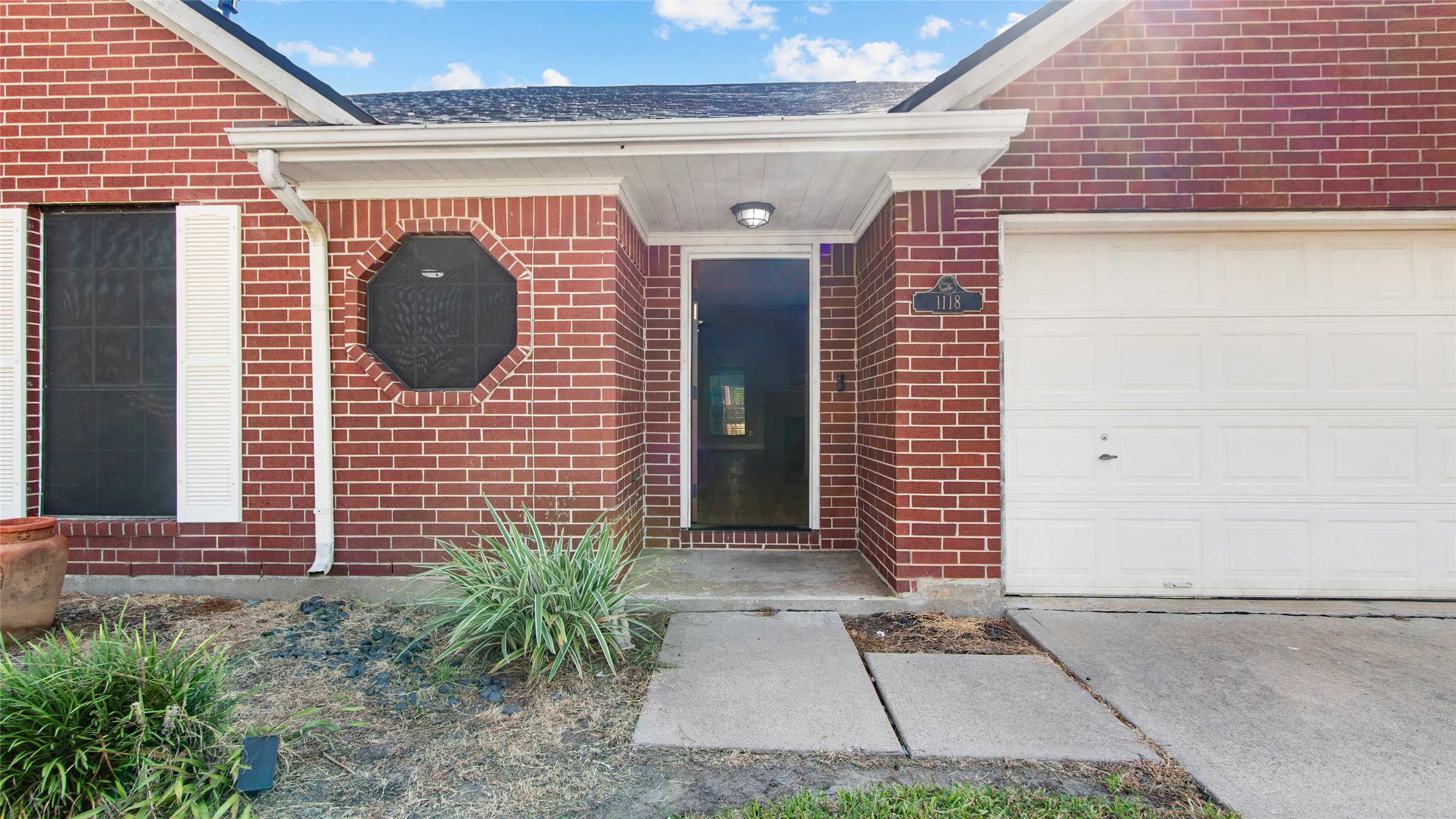 1118 Glenmeadows Drive Property Photo 3