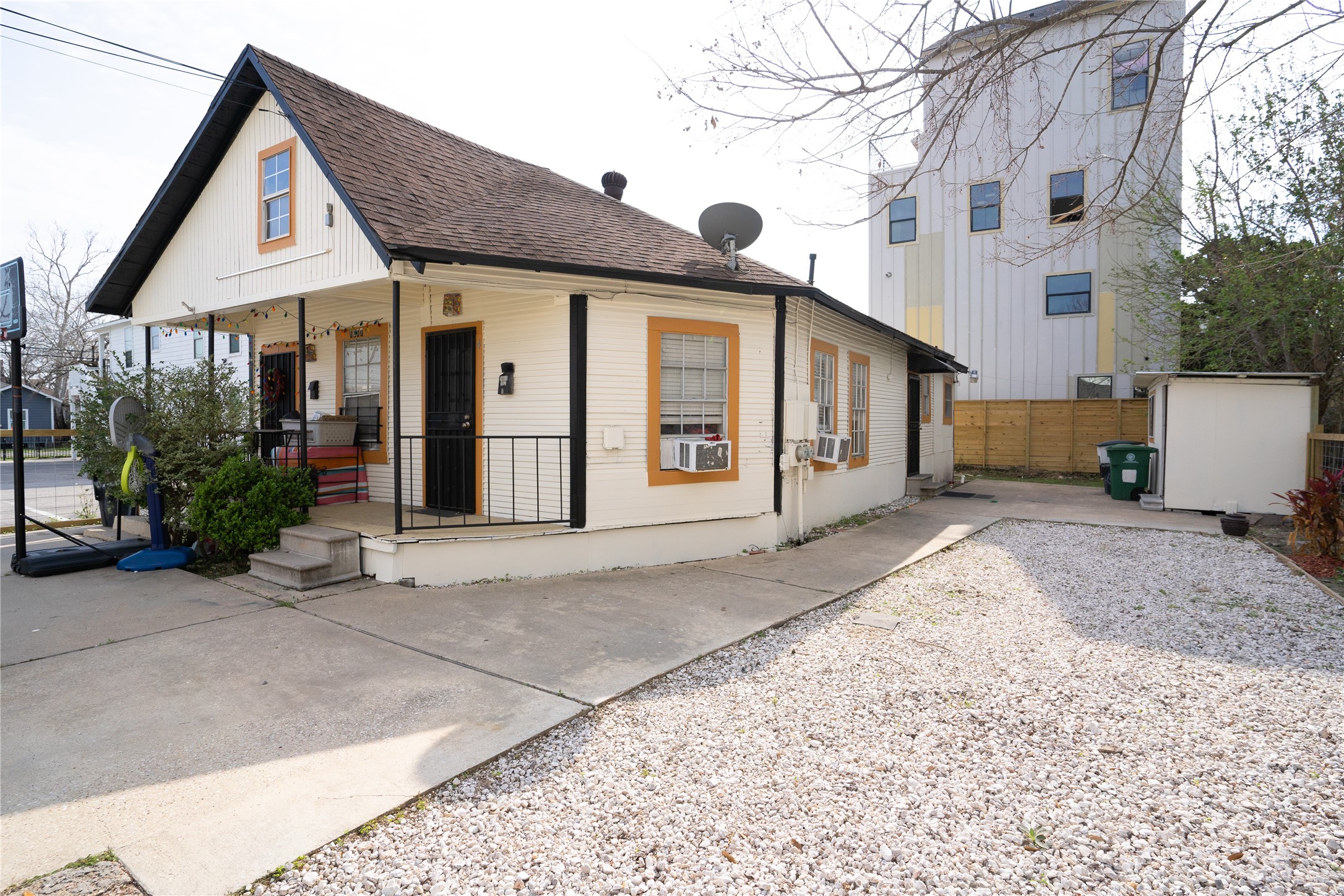 1611 Common Street 4 Property Photo