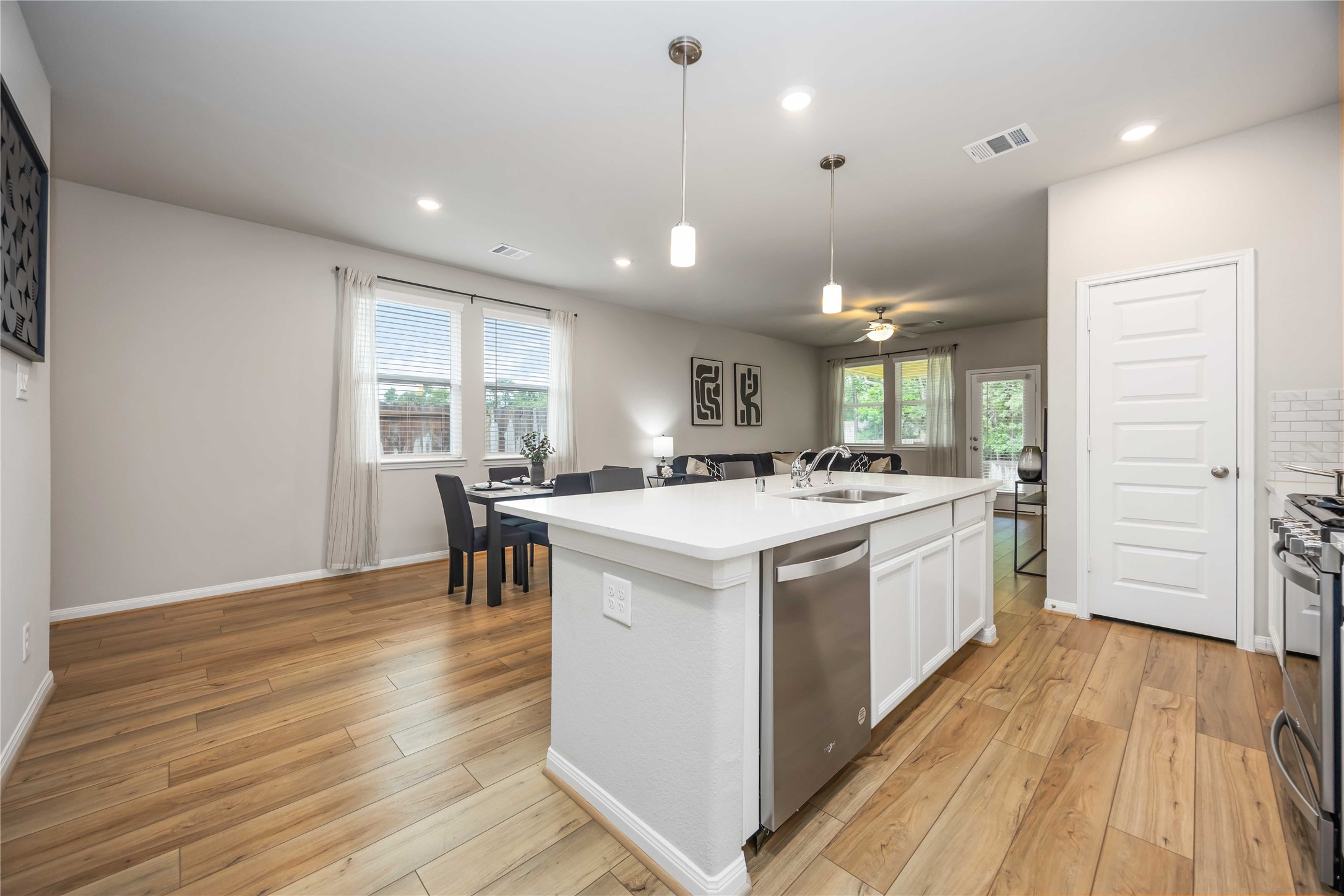 7047 Silverleaf Oak Street Property Photo 8