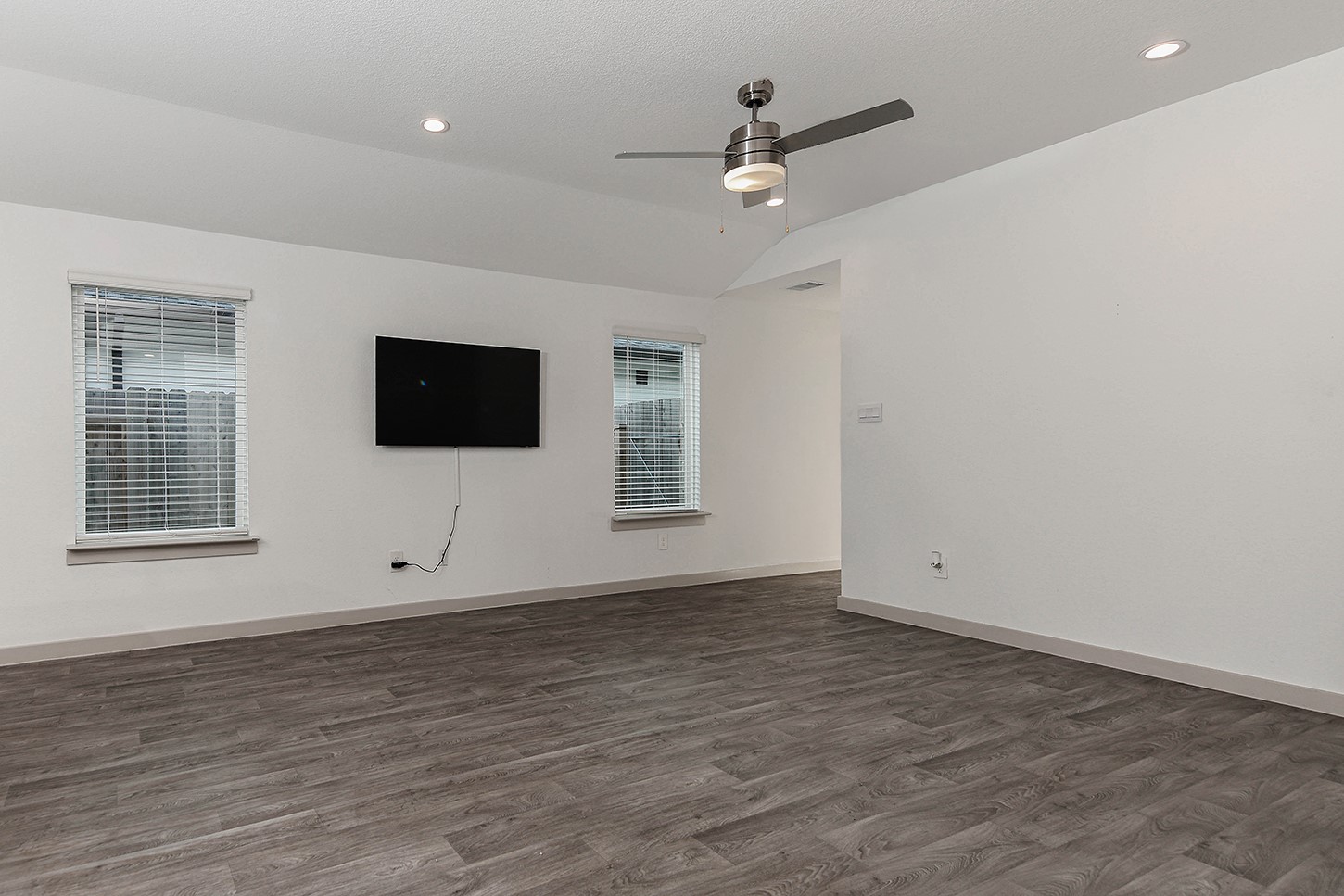 2909 Newington Lane Property Photo 4