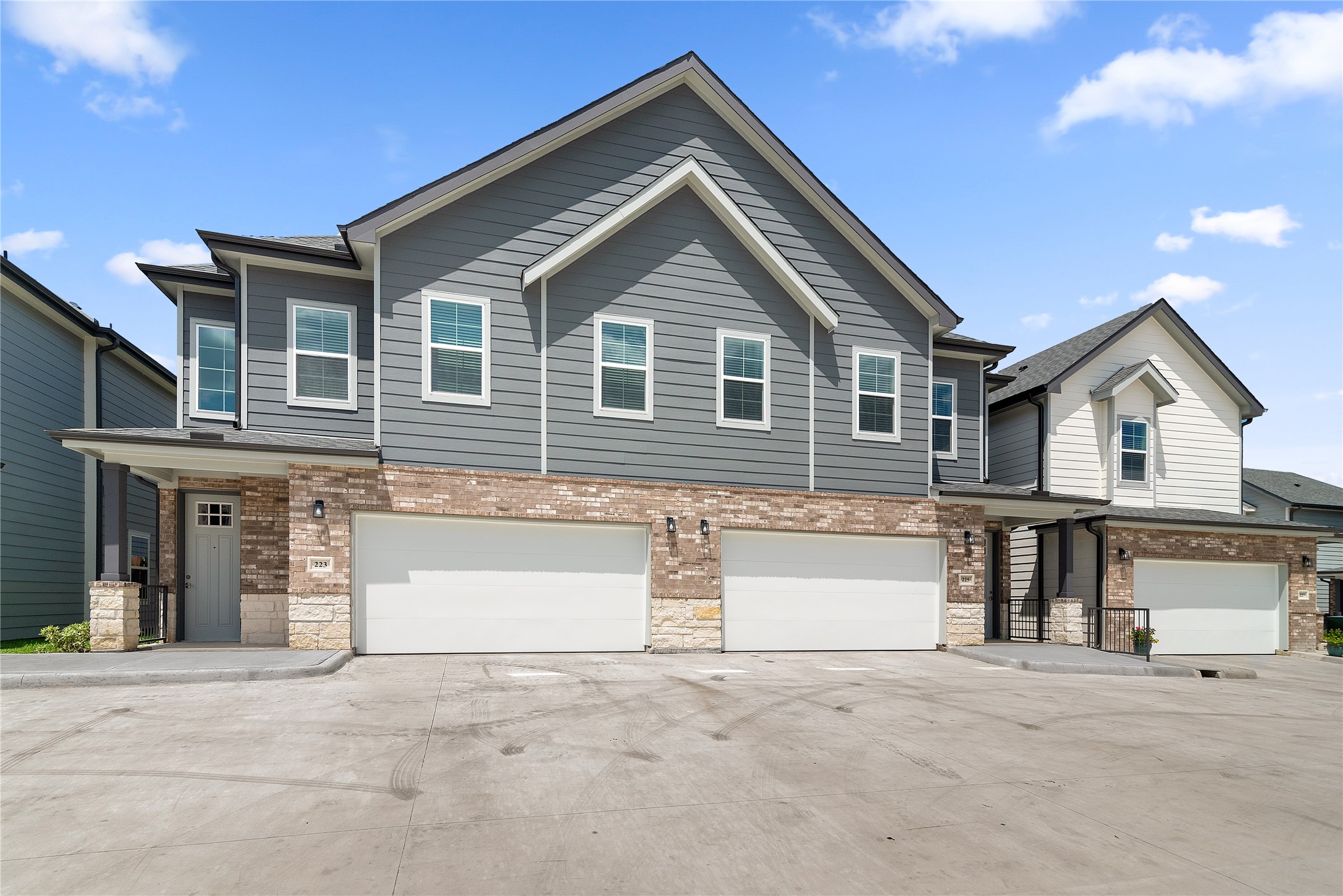 28325-320 Birnham Woods Drive Property Photo 3