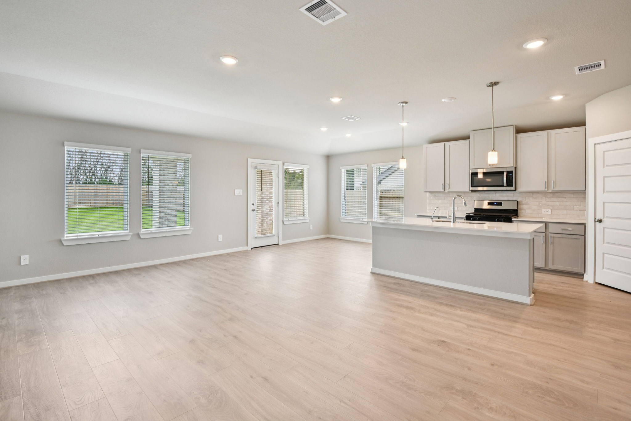 2811 Duchess Drive Property Photo 4