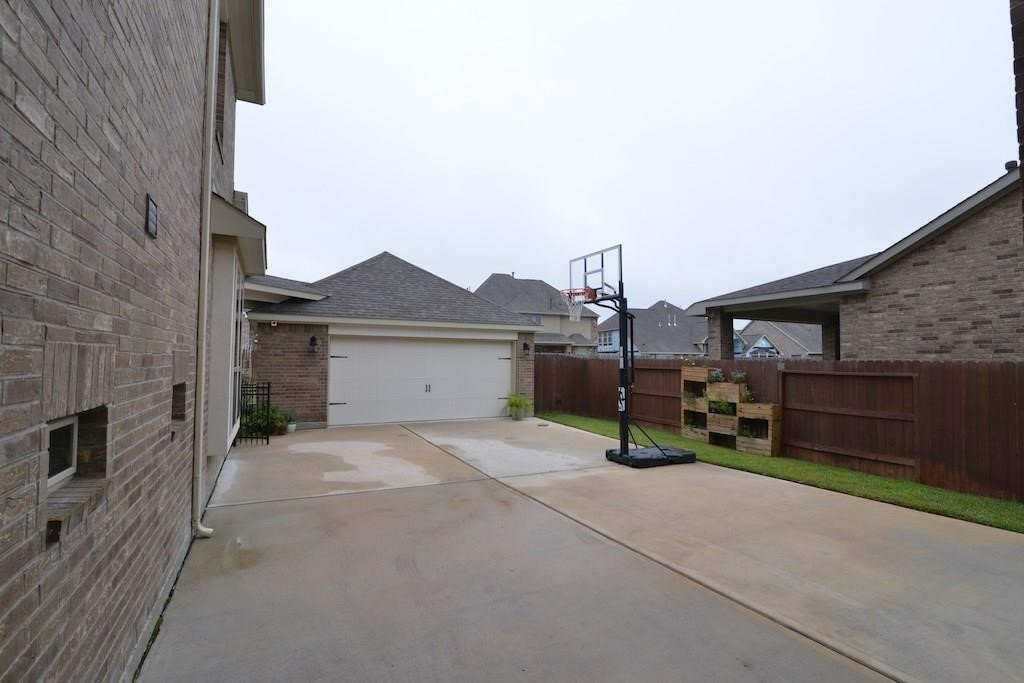 16615 Harbor Falls Drive Property Photo 3