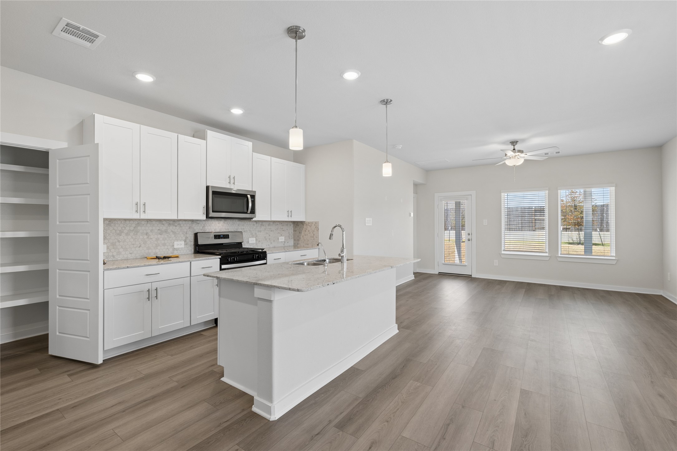 1722 Cayden Oak Property Photo 4