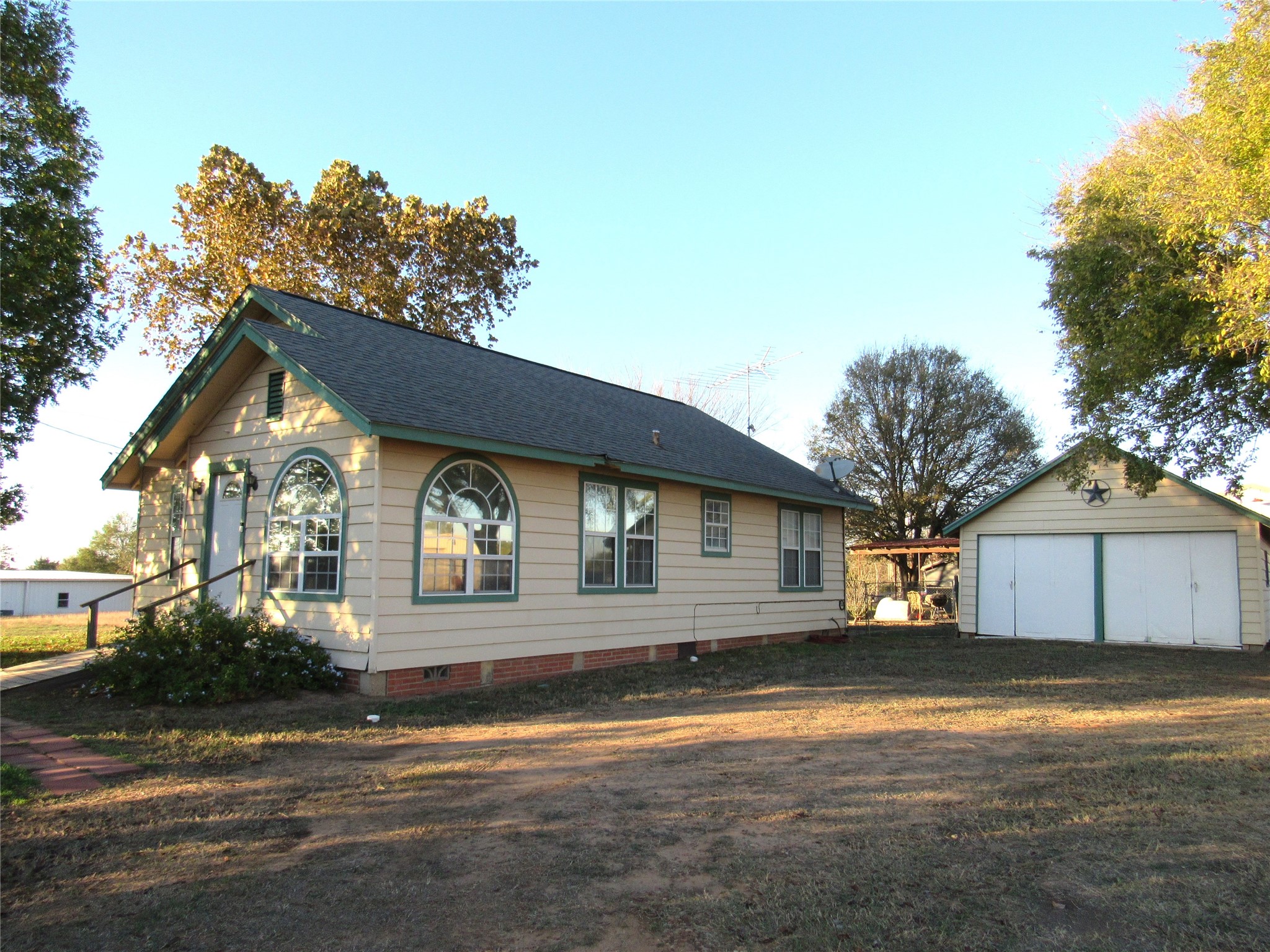 2900 Highway 290 W Property Photo 1