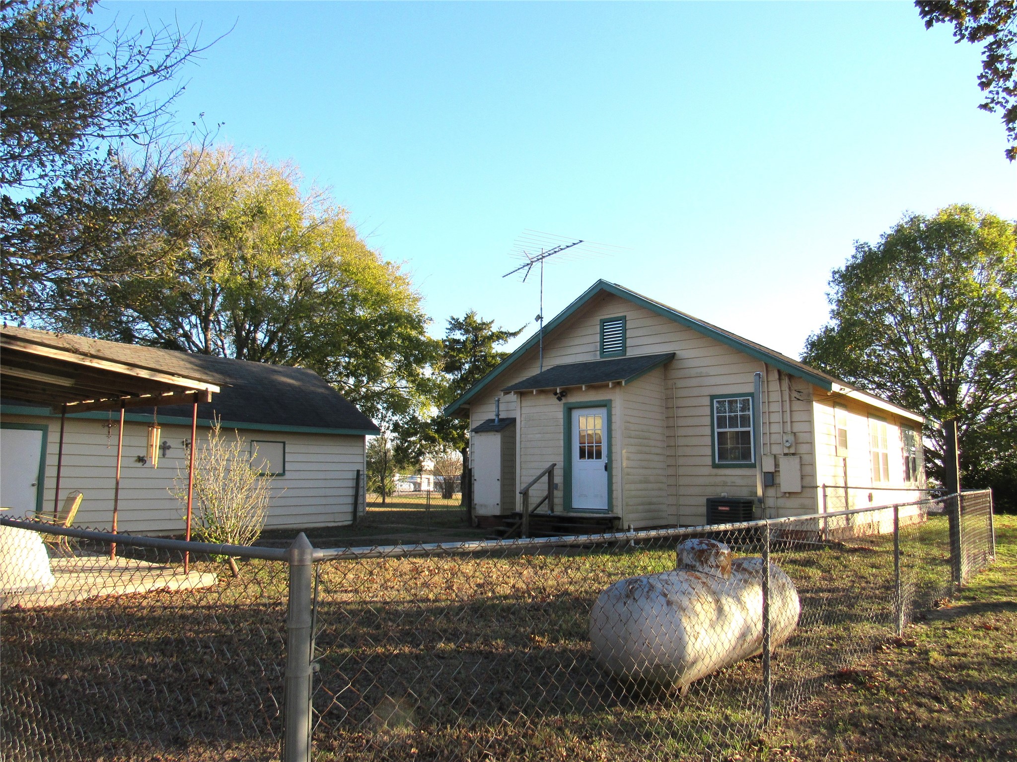 2900 Highway 290 W Property Photo 4