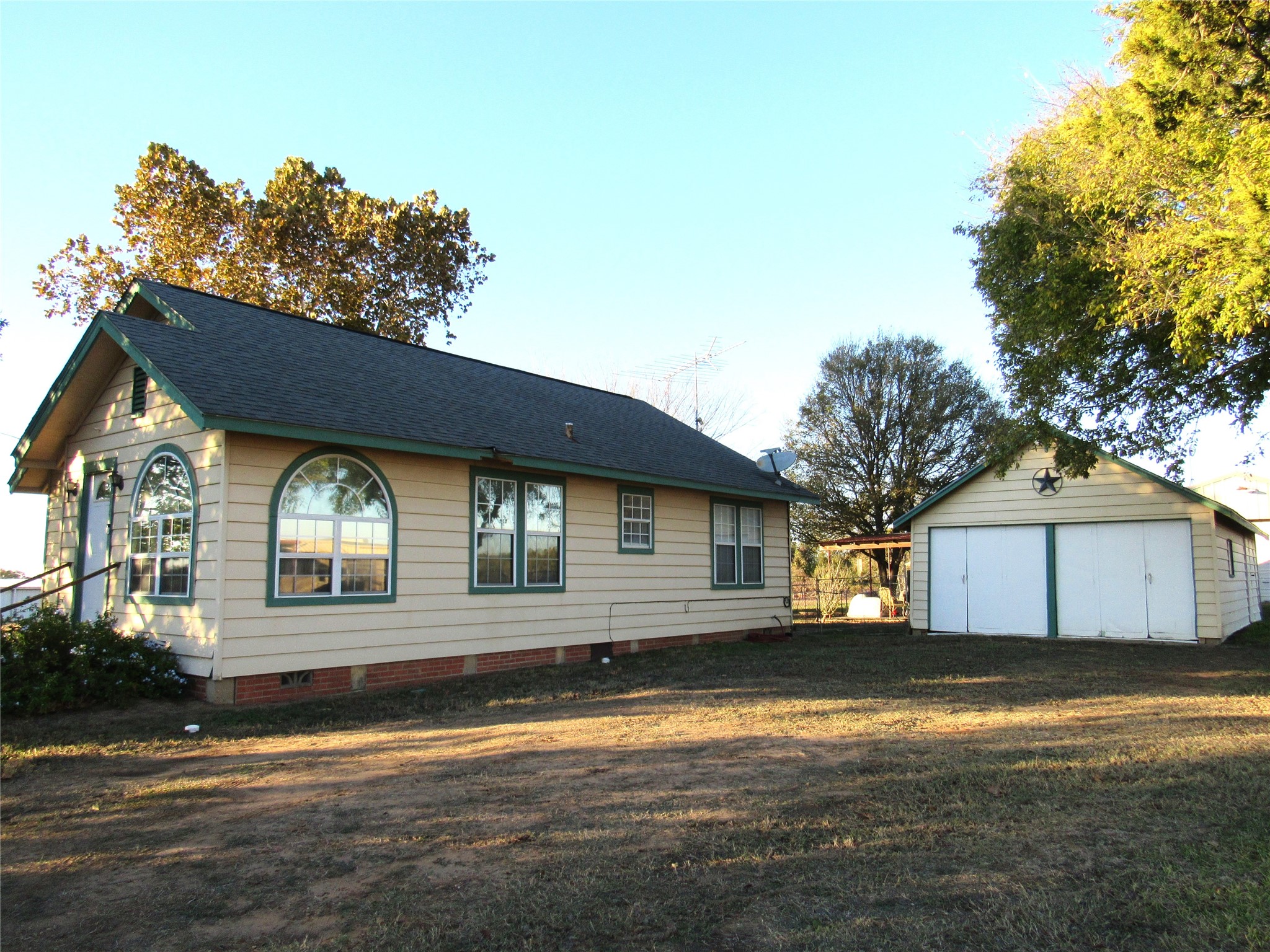2900 Highway 290 W Property Photo 5