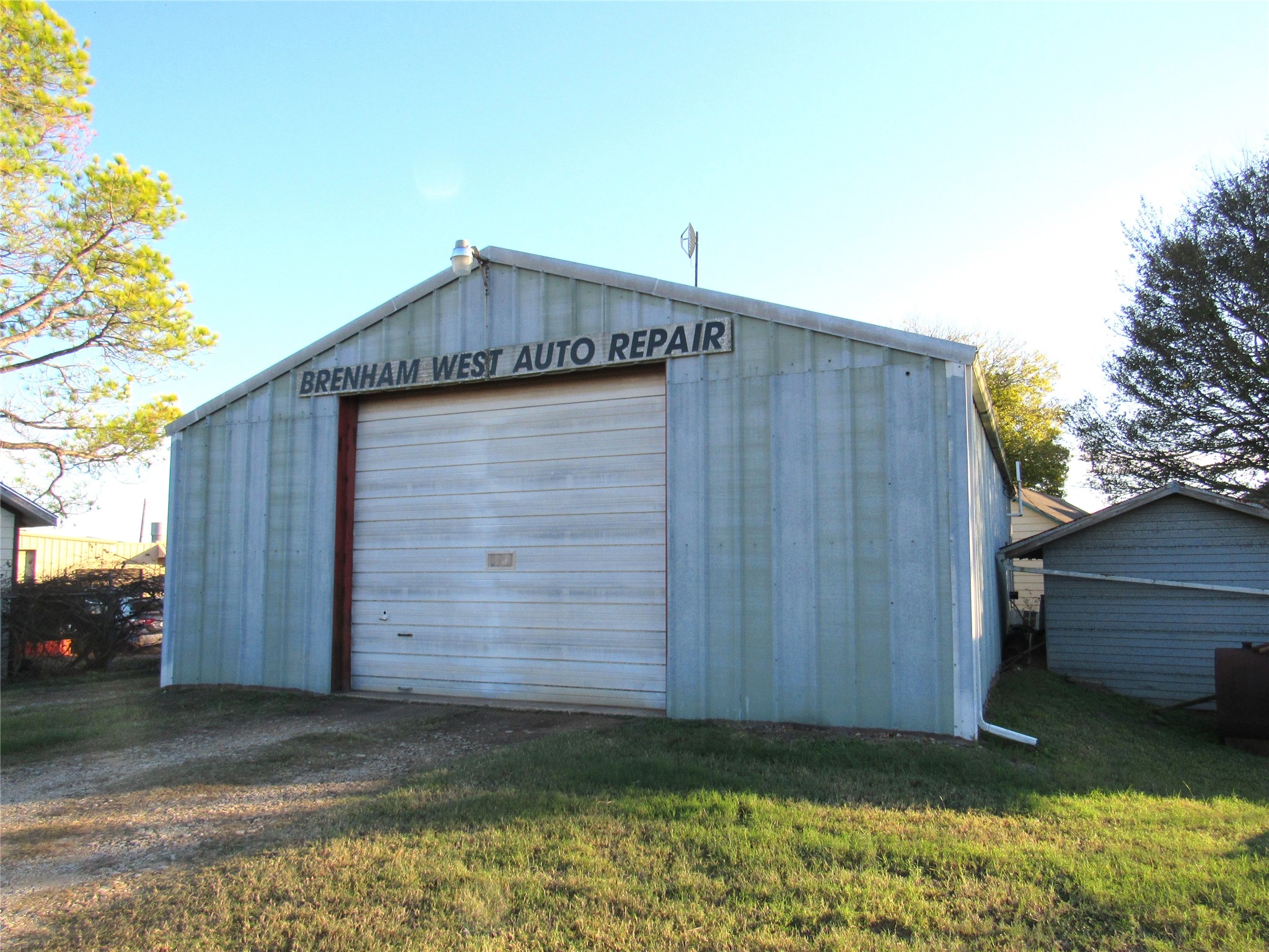 2900 Highway 290 W Property Photo 6