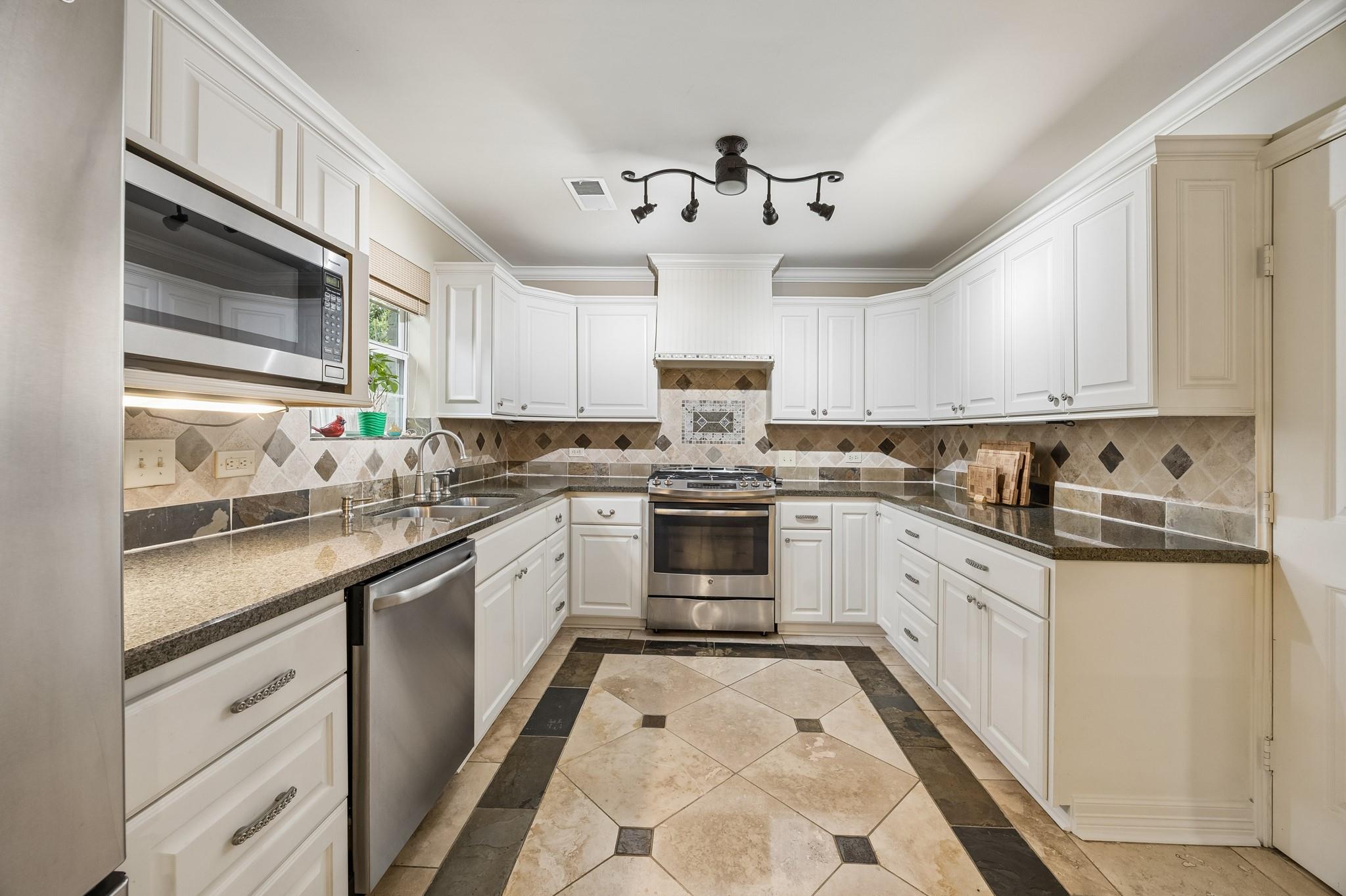 6023 Beaudry Drive Property Photo 6