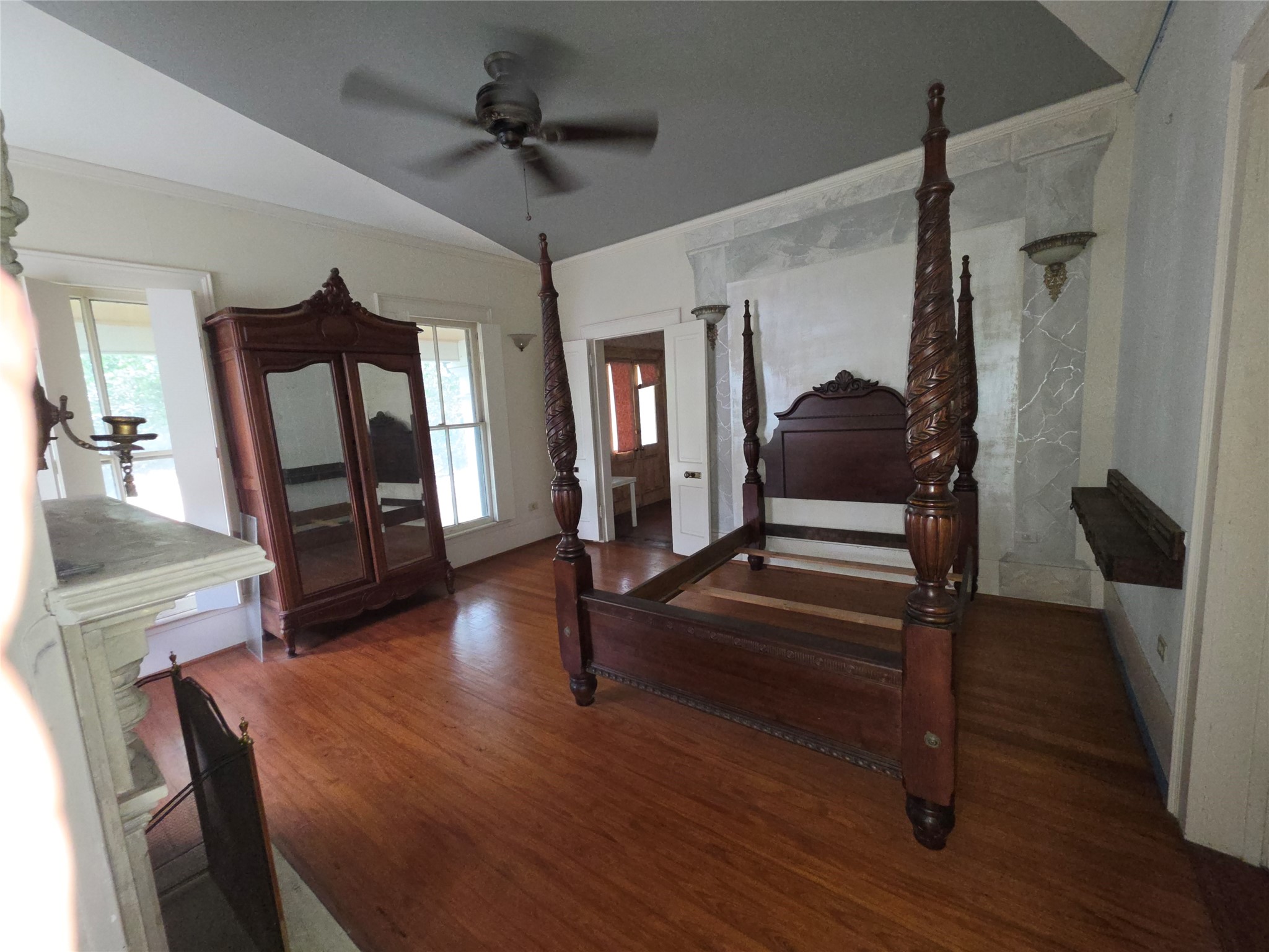 815 E Washington Avenue Property Photo 7