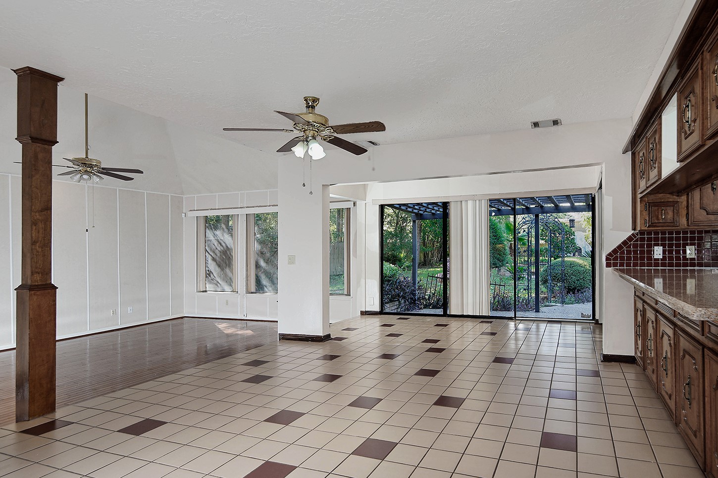 319 S Rivershire Drive Property Photo 5