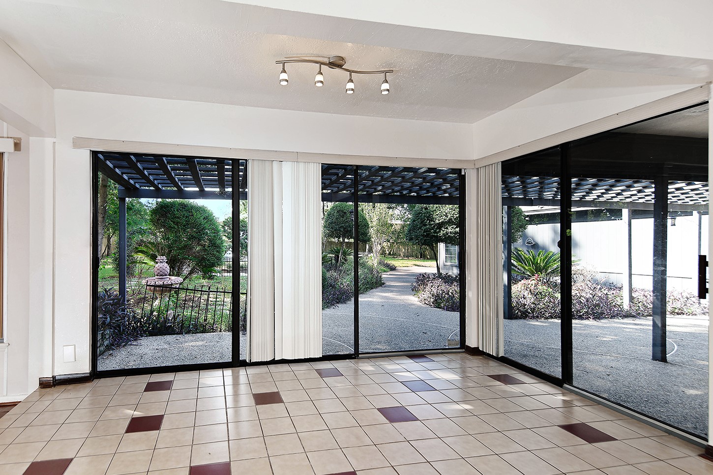 319 S Rivershire Drive Property Photo 6