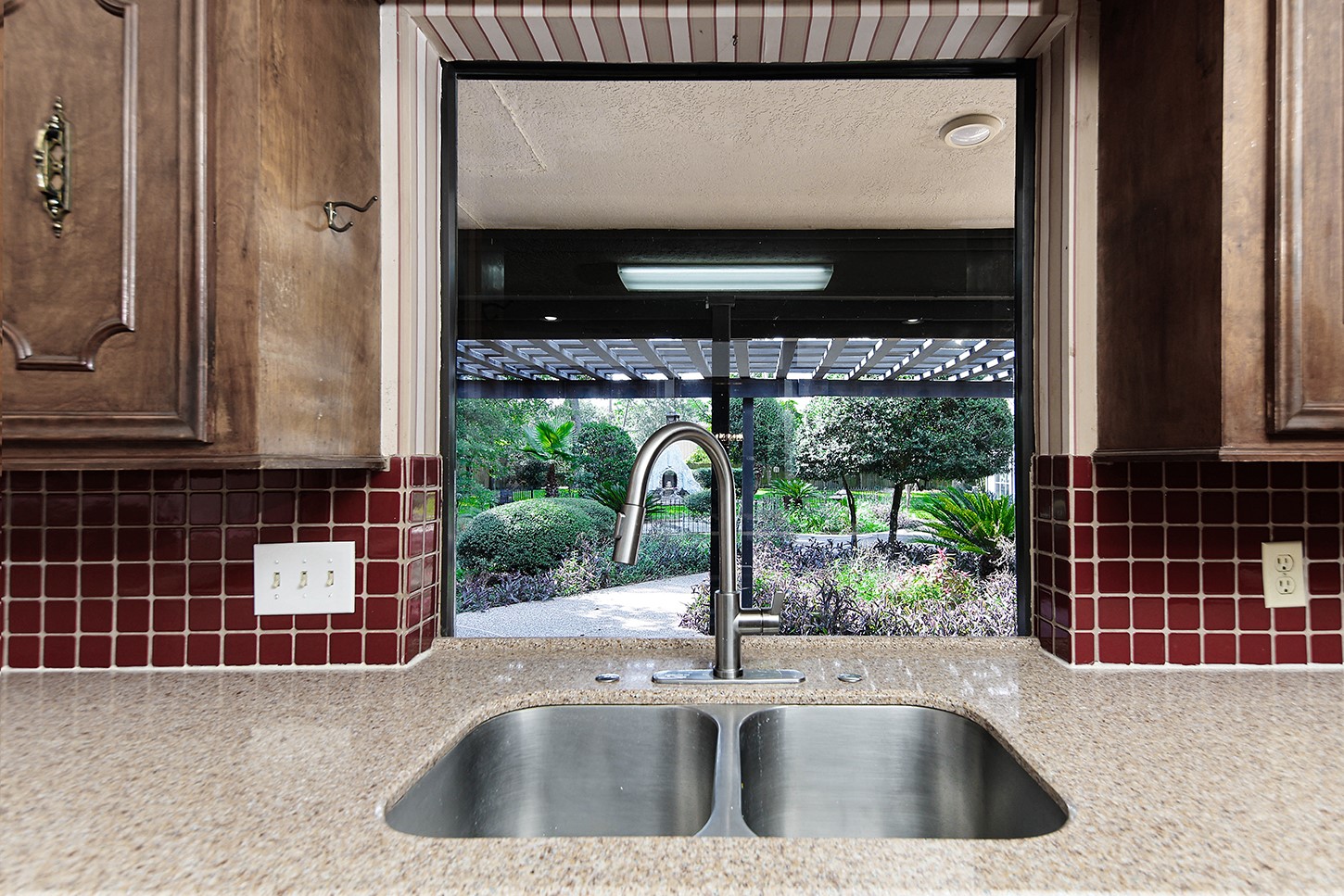 319 S Rivershire Drive Property Photo 12