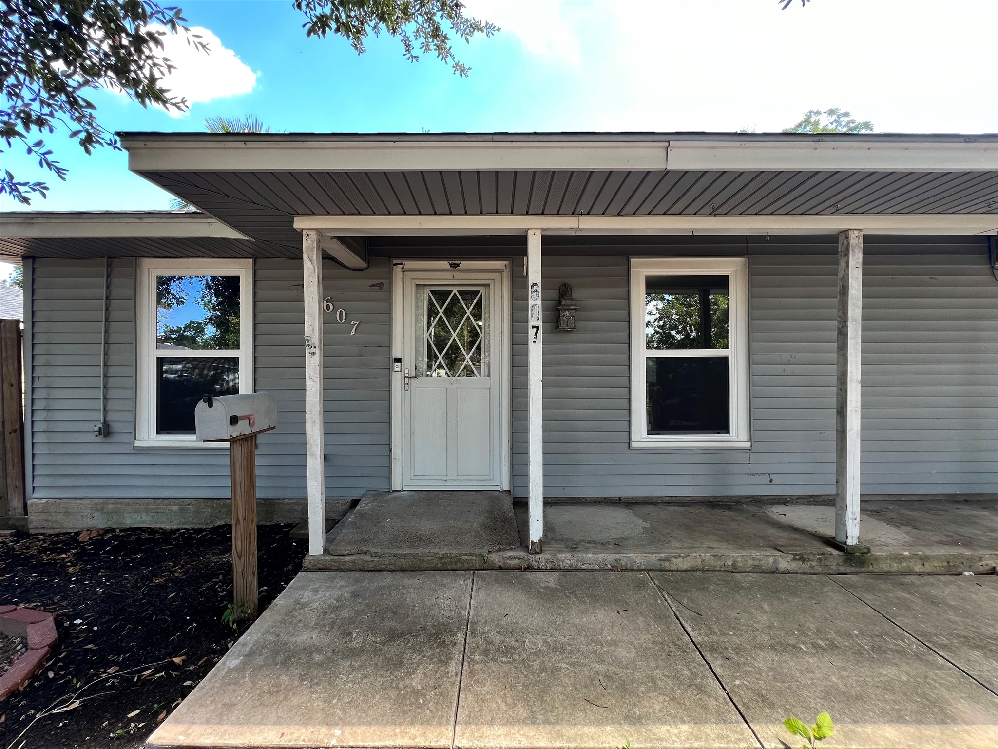 607 Ogilvie Street Property Photo 4