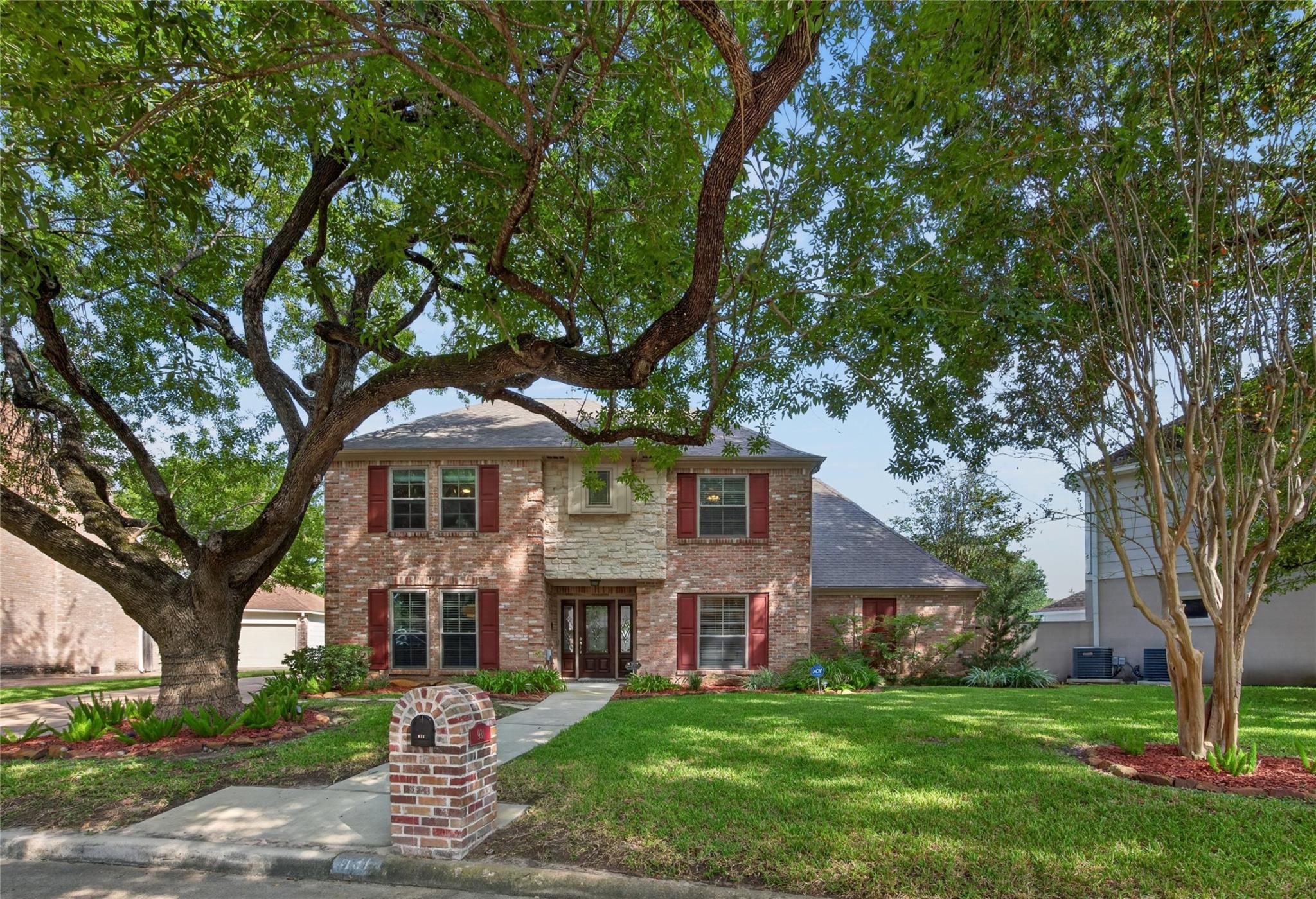 931 Fleetwood Place Drive, Houston TX 77079 Property Photo 1