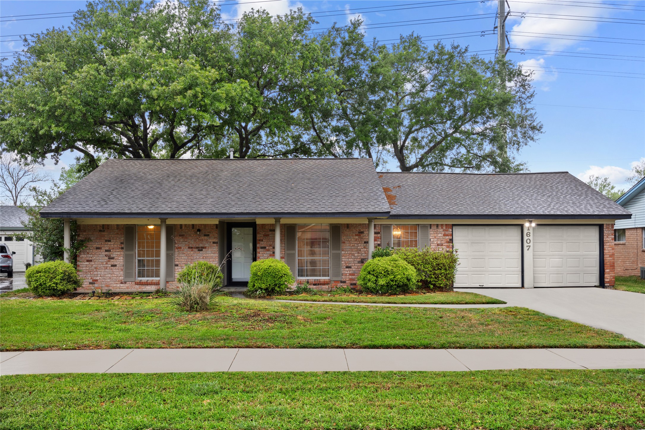 1607 Buescher Drive Property Photo 2