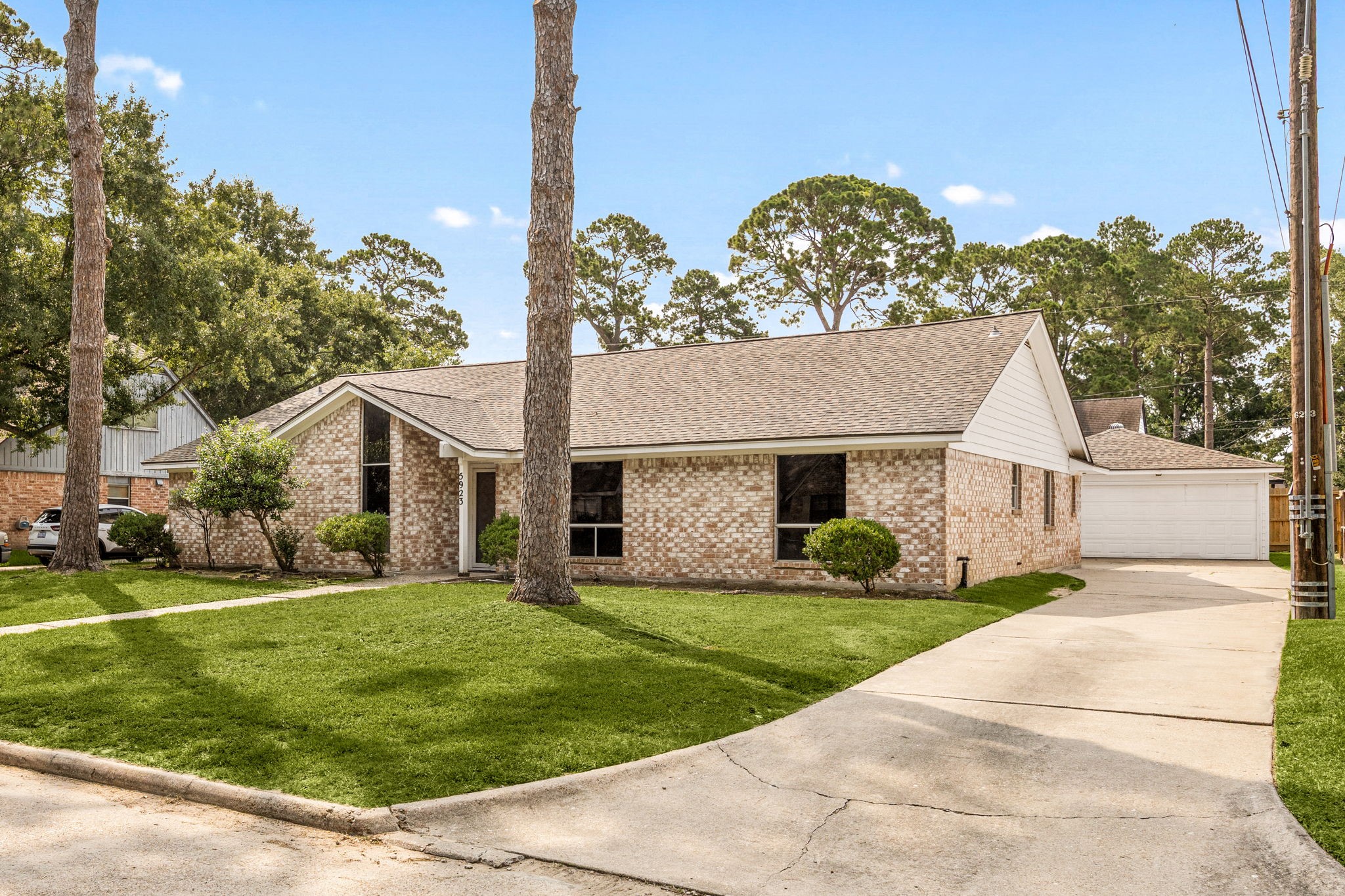 5923 Pebble Springs Drive Property Photo 4
