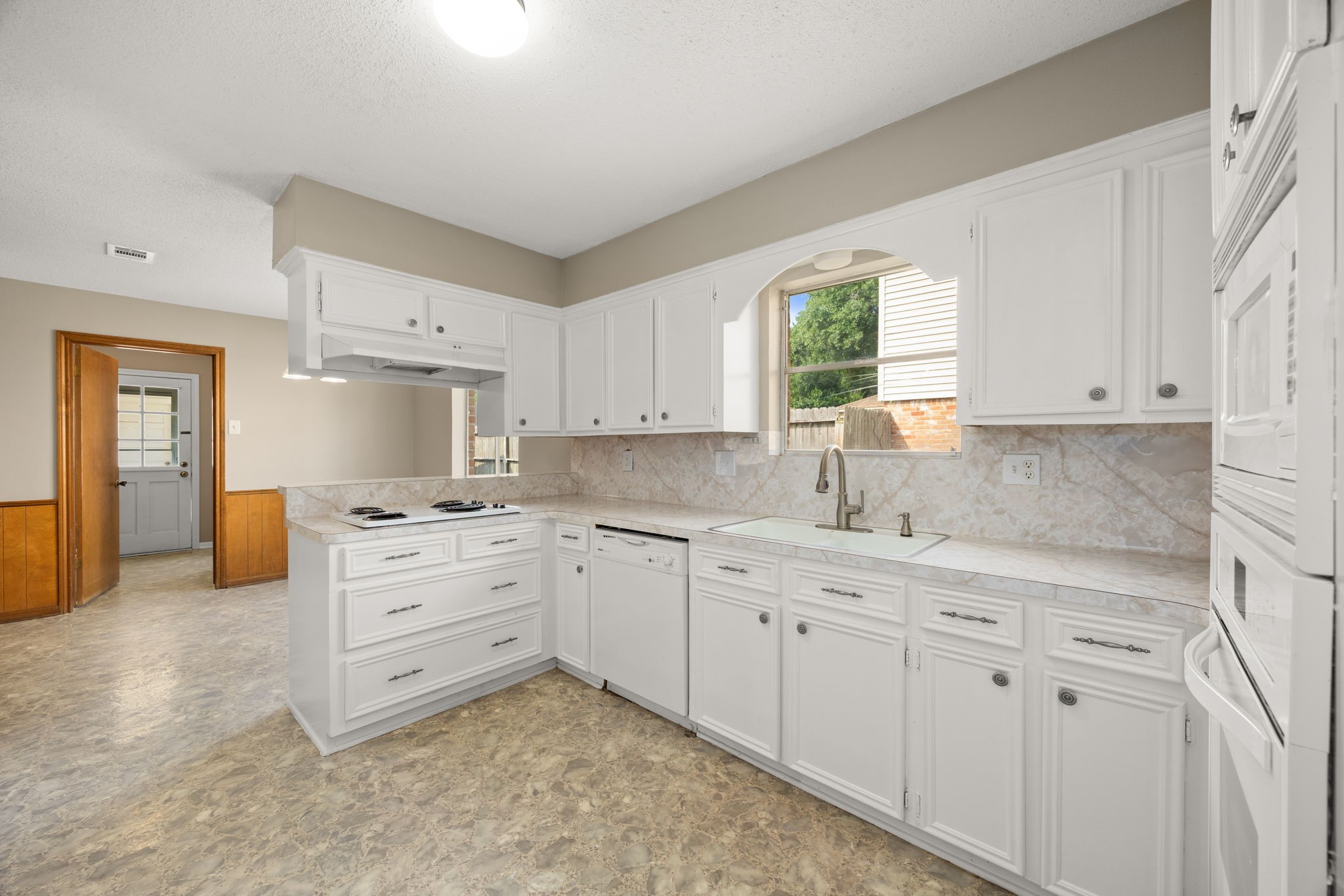 5923 Pebble Springs Drive Property Photo 12