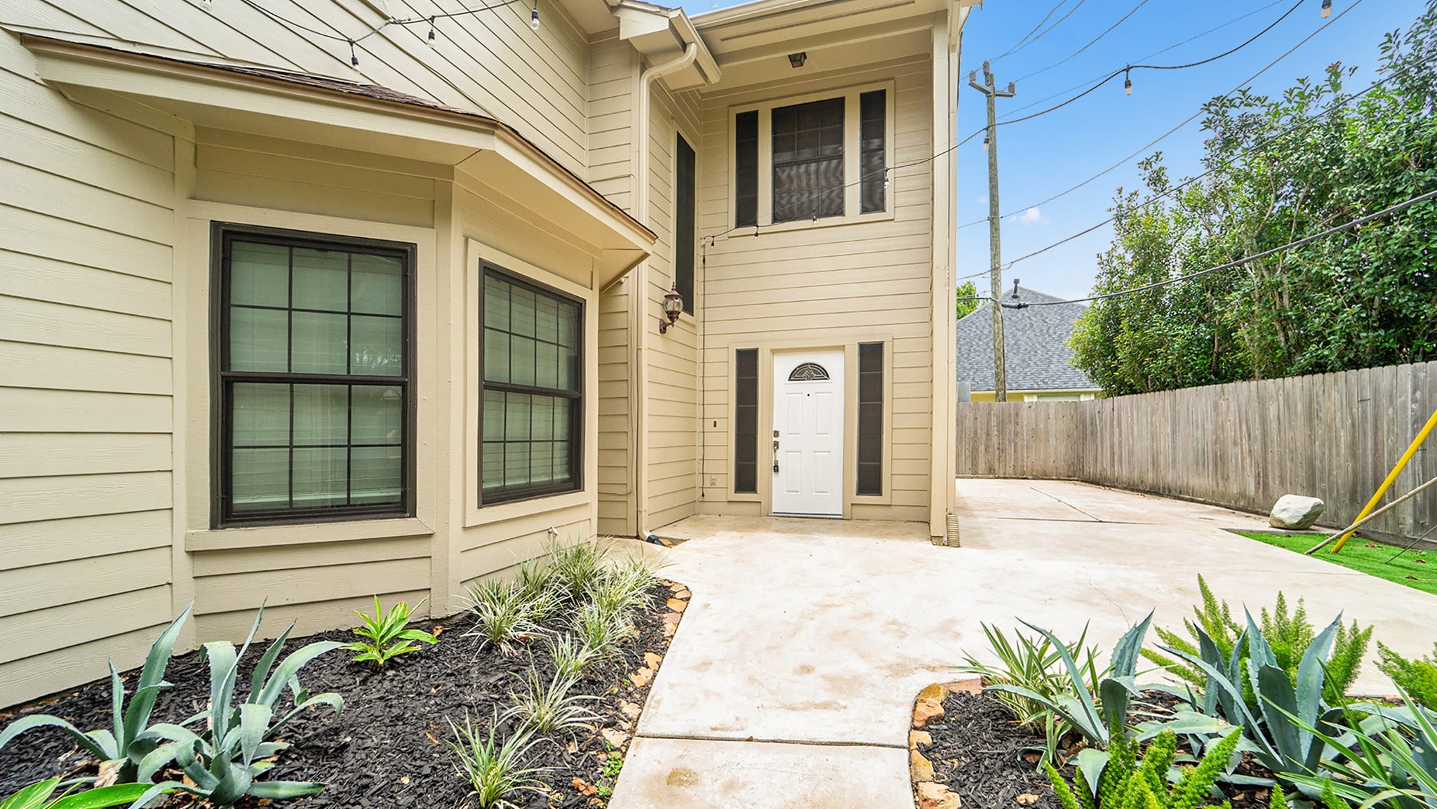 2052 Glencove Drive Property Photo 3