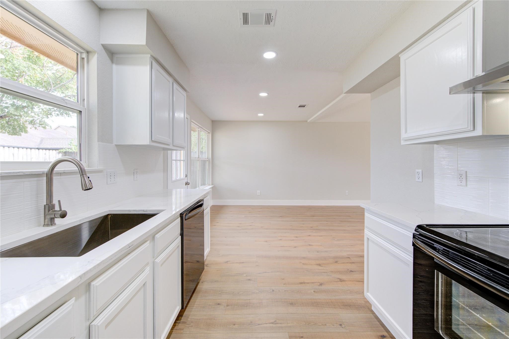 328 Meadow Wood Ct Court Property Photo 6