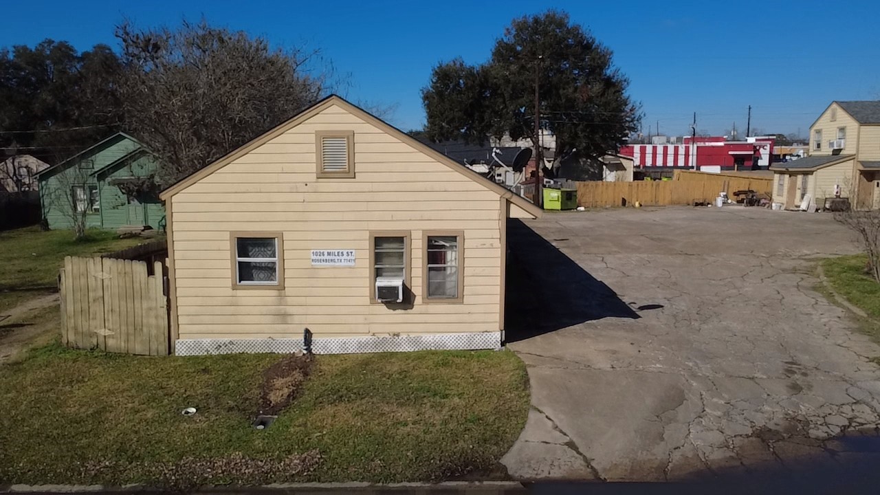 1026 Miles Street Property Photo 2