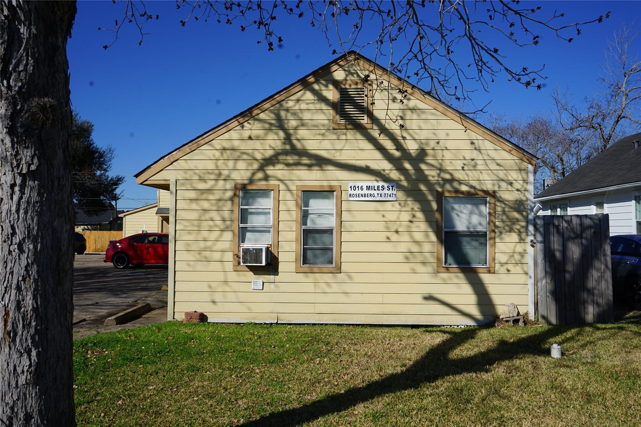 1026 Miles Street Property Photo 6
