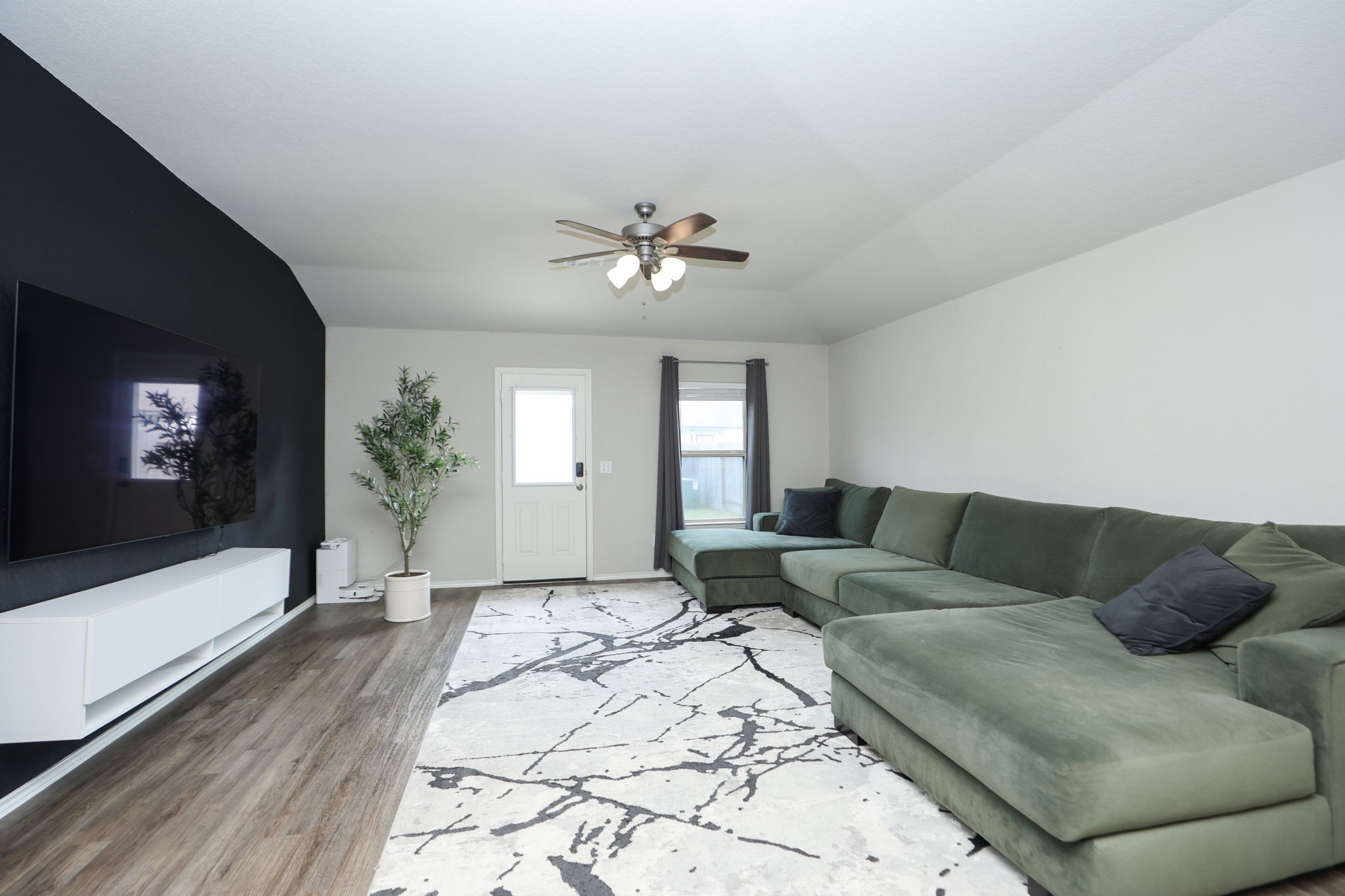 4227 Tulip Oak Drive Property Photo 3