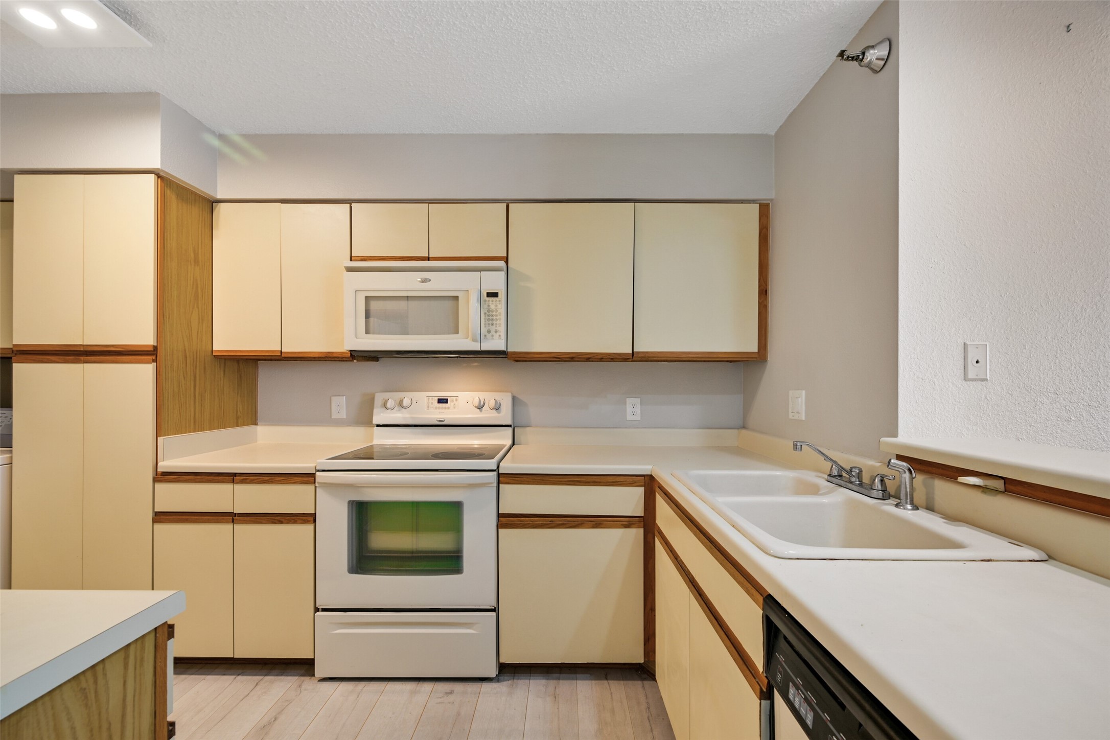 7700 Seawall Boulevard 512 Property Photo 3